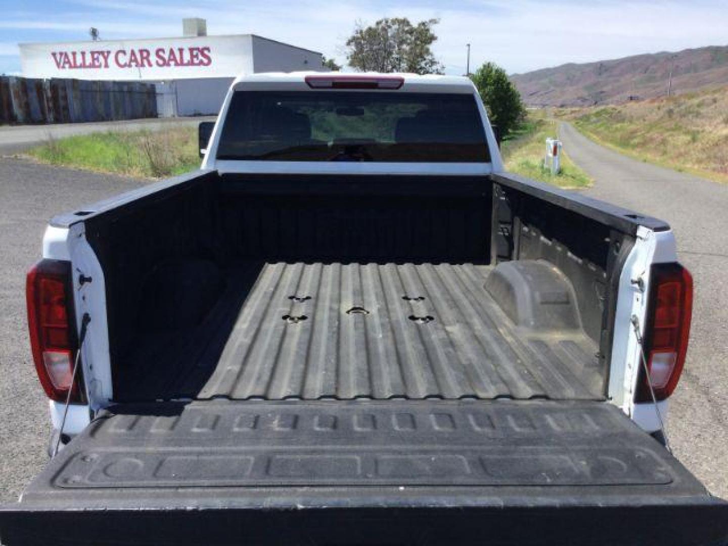 2021 Summit White /Jet Black GMC Sierra 2500HD SLE Crew Cab 4WD (1GT49MEY5MF) with an 6.6L V8 OHV 16 DIESEL engine, 10 Speed Automatic transmission, located at 1801 Main Street, Lewiston, 83501, (208) 743-9371, 46.417065, -117.004799 - Photo#7