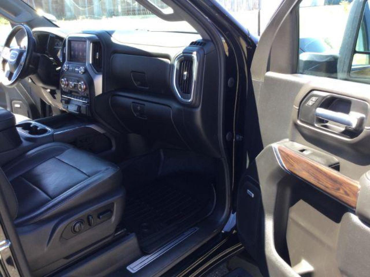 2020 Onyx Black /Jet Black, leather GMC Sierra 2500HD SLT Crew Cab 4WD (1GT49NEYXLF) with an 6.6L V8 OHV 16 DIESEL engine, 10 Speed Automatic transmission, located at 1801 Main Street, Lewiston, 83501, (208) 743-9371, 46.417065, -117.004799 - Photo#19