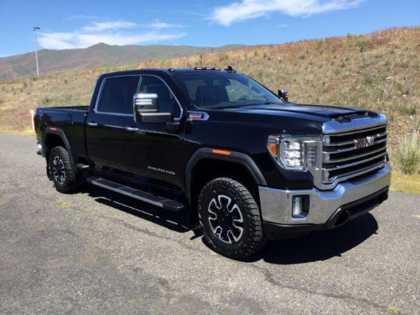 2020 Onyx Black /Jet Black, leather GMC Sierra 2500HD SLT Crew Cab 4WD (1GT49NEYXLF) with an 6.6L V8 OHV 16 DIESEL engine, 10 Speed Automatic transmission, located at 1801 Main Street, Lewiston, 83501, (208) 743-9371, 46.417065, -117.004799 - Photo#31