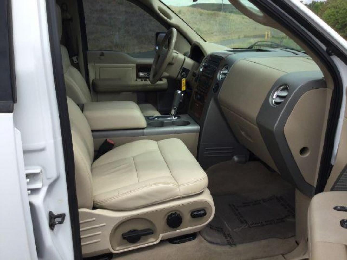 2004 Oxford White /Tan Leather Interior Ford F-150 Lariat SuperCrew 4WD (1FTPW14524K) with an 5.4L V8 SOHC 16V engine, 4-Speed Automatic transmission, located at 1801 Main Street, Lewiston, 83501, (208) 743-9371, 46.417065, -117.004799 - Photo#13