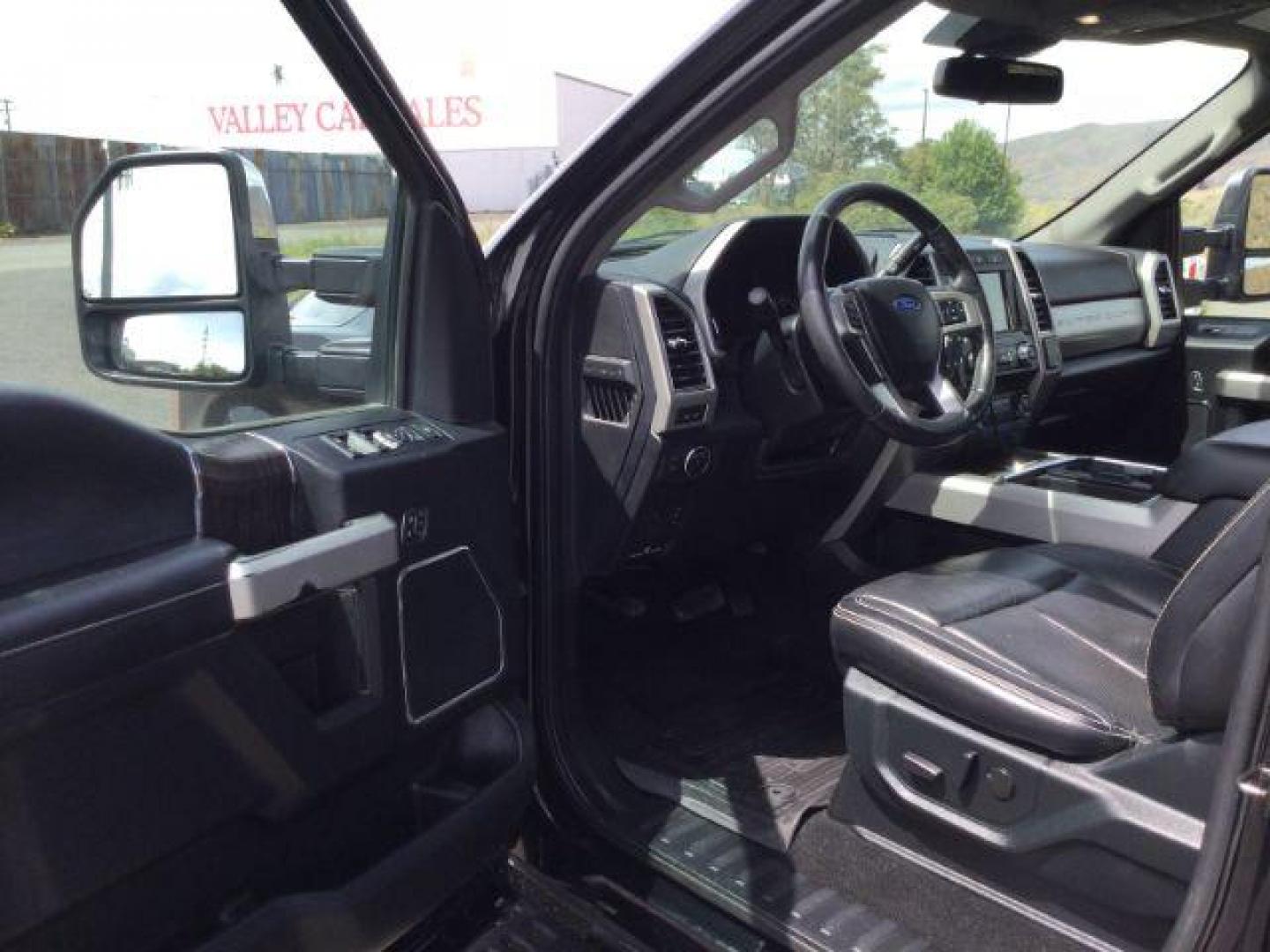 2020 Agate Black/Stone Gray Metallic /Black, leather Ford F-250 SD Lariat Crew Cab 4WD (1FT8W2BTXLE) with an 6.7L V8 OHV 16V DIESEL engine, 10-speed automatic transmission, located at 1801 Main Street, Lewiston, 83501, (208) 743-9371, 46.417065, -117.004799 - Photo#3