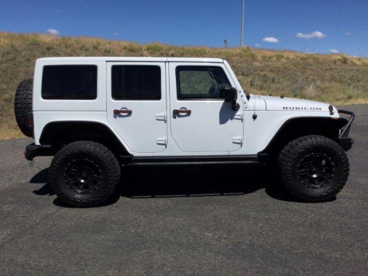 2013 Bright White /Black Cloth Interior Jeep Wrangler Unlimited Rubicon 4WD (1C4BJWFG6DL) with an 3.6L V6 DOHC 24V FFV engine, 5-Speed Automatic transmission, located at 1801 Main Street, Lewiston, 83501, (208) 743-9371, 46.417065, -117.004799 - Photo#9