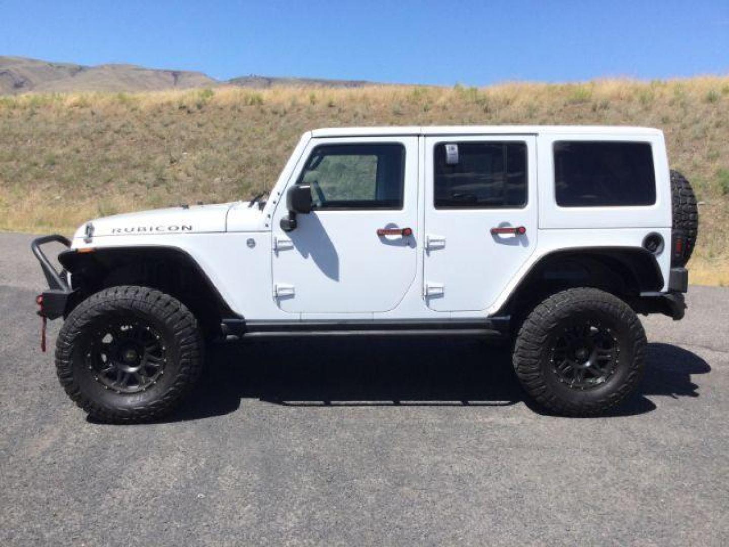 2013 Bright White /Black Cloth Interior Jeep Wrangler Unlimited Rubicon 4WD (1C4BJWFG6DL) with an 3.6L V6 DOHC 24V FFV engine, 5-Speed Automatic transmission, located at 1801 Main Street, Lewiston, 83501, (208) 743-9371, 46.417065, -117.004799 - Photo#1