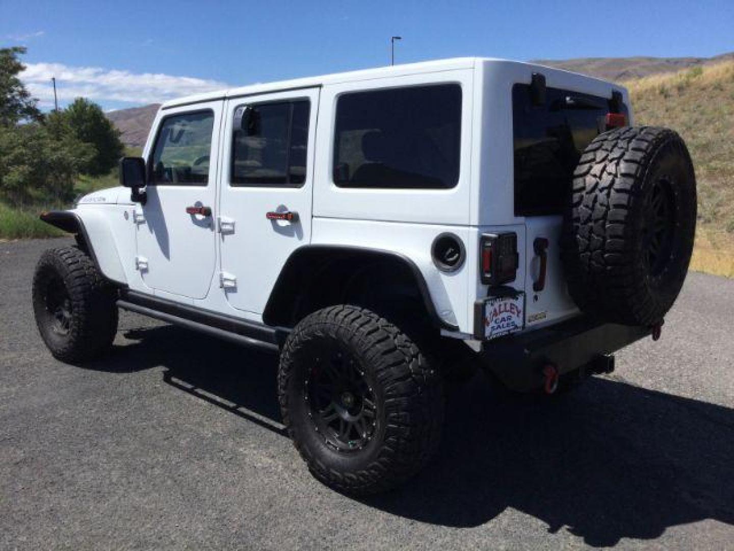 2013 Bright White /Black Cloth Interior Jeep Wrangler Unlimited Rubicon 4WD (1C4BJWFG6DL) with an 3.6L V6 DOHC 24V FFV engine, 5-Speed Automatic transmission, located at 1801 Main Street, Lewiston, 83501, (208) 743-9371, 46.417065, -117.004799 - Photo#2