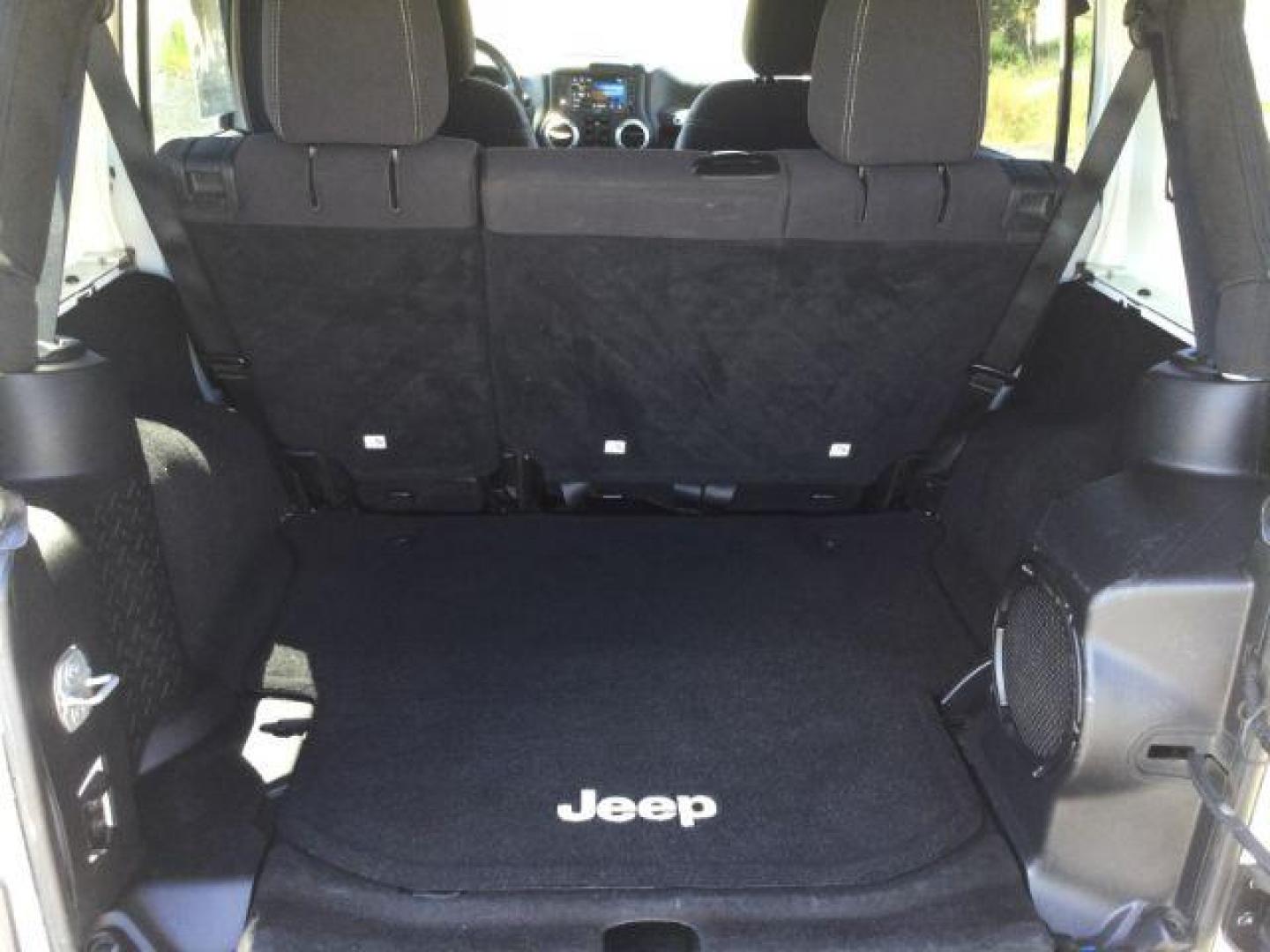 2013 Bright White /Black Cloth Interior Jeep Wrangler Unlimited Rubicon 4WD (1C4BJWFG6DL) with an 3.6L V6 DOHC 24V FFV engine, 5-Speed Automatic transmission, located at 1801 Main Street, Lewiston, 83501, (208) 743-9371, 46.417065, -117.004799 - Photo#5