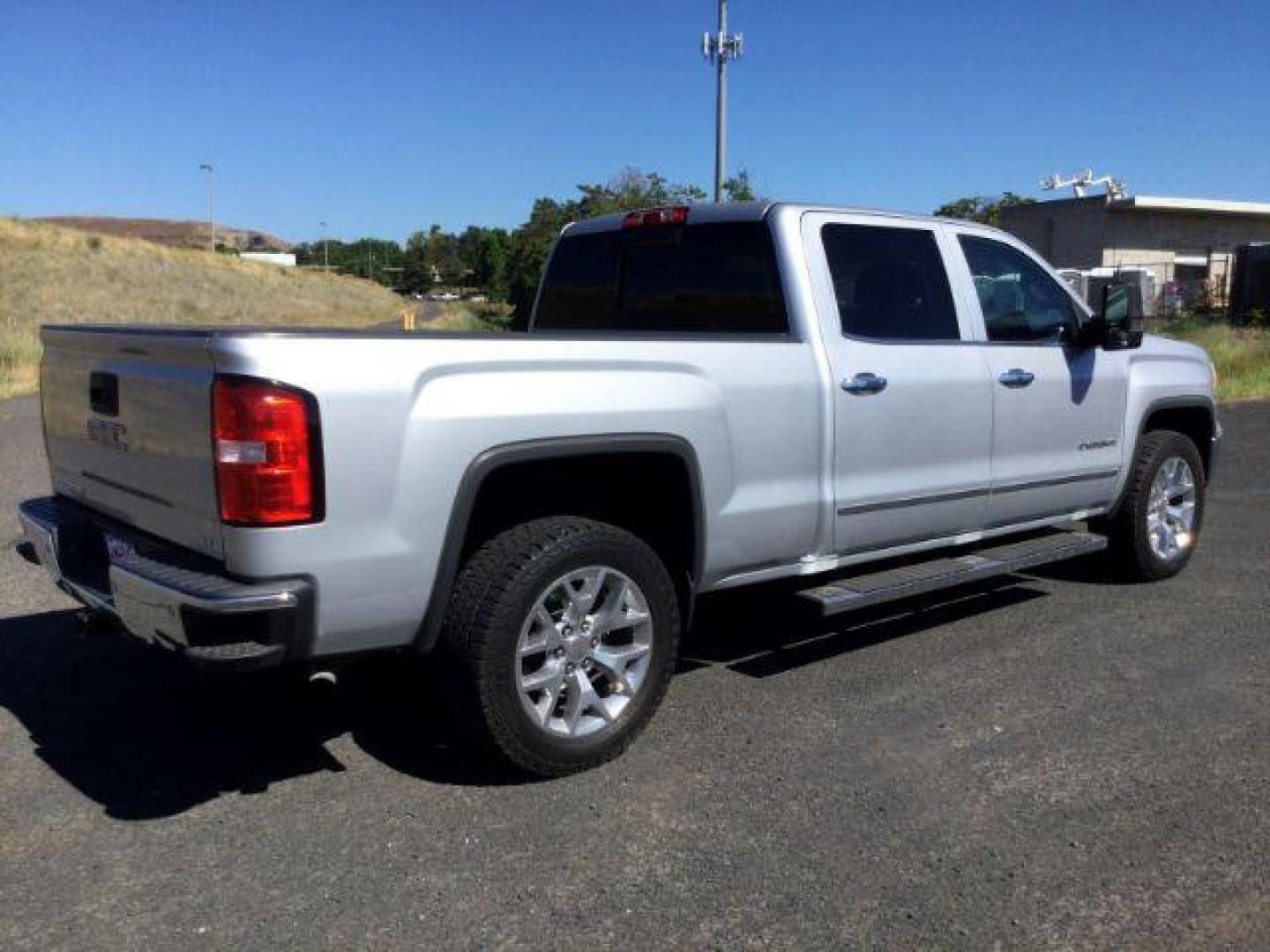 2015 Quicksilver Metallic /Jet Black, leather GMC Sierra 1500 SLT Crew Cab Long Box 4WD (3GTU2VECXFG) with an 5.3L V8 OHV 16V engine, 6-Speed Automatic transmission, located at 1801 Main Street, Lewiston, 83501, (208) 743-9371, 46.417065, -117.004799 - Photo#12