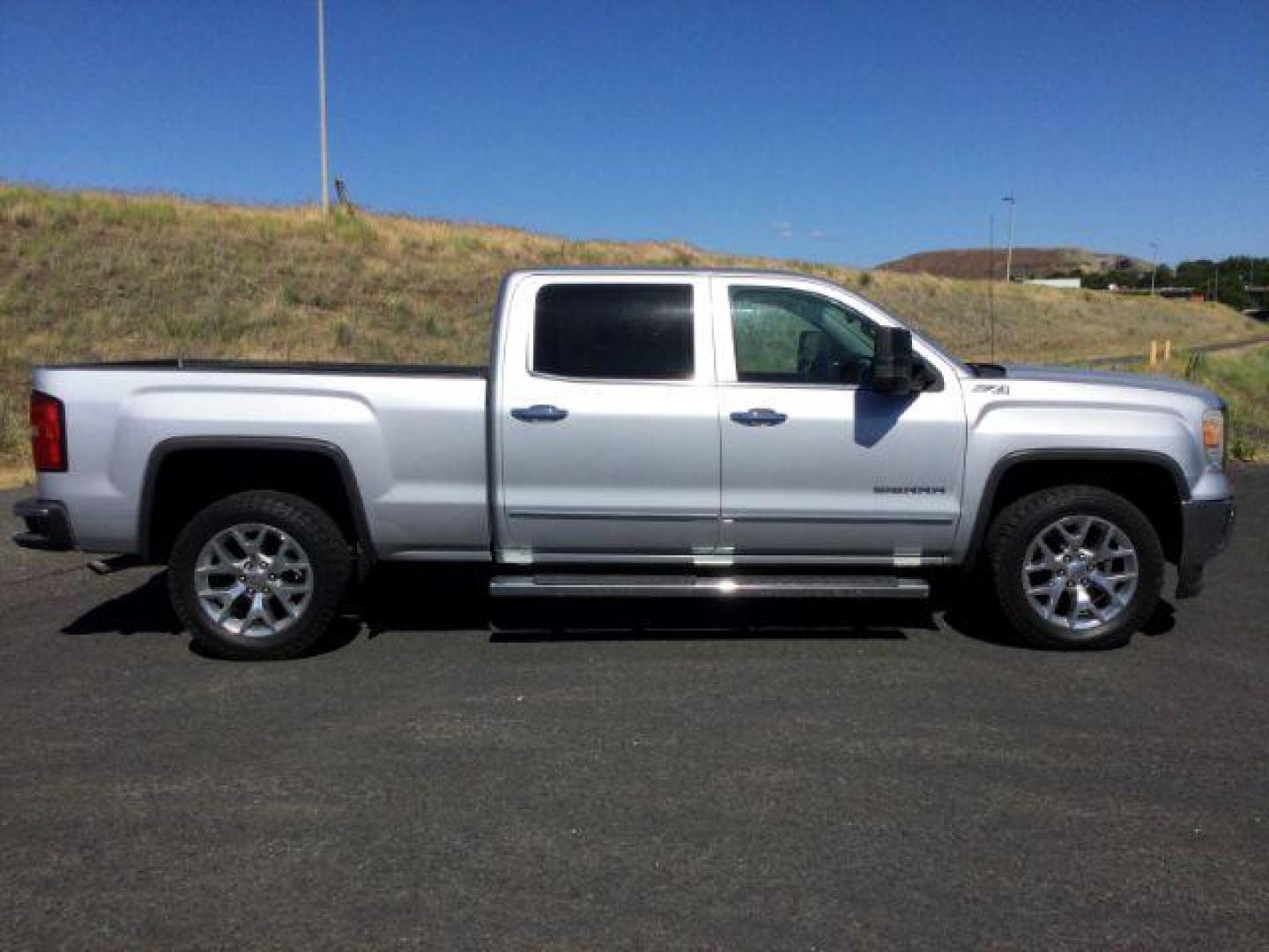 2015 Quicksilver Metallic /Jet Black, leather GMC Sierra 1500 SLT Crew Cab Long Box 4WD (3GTU2VECXFG) with an 5.3L V8 OHV 16V engine, 6-Speed Automatic transmission, located at 1801 Main Street, Lewiston, 83501, (208) 743-9371, 46.417065, -117.004799 - Photo#13