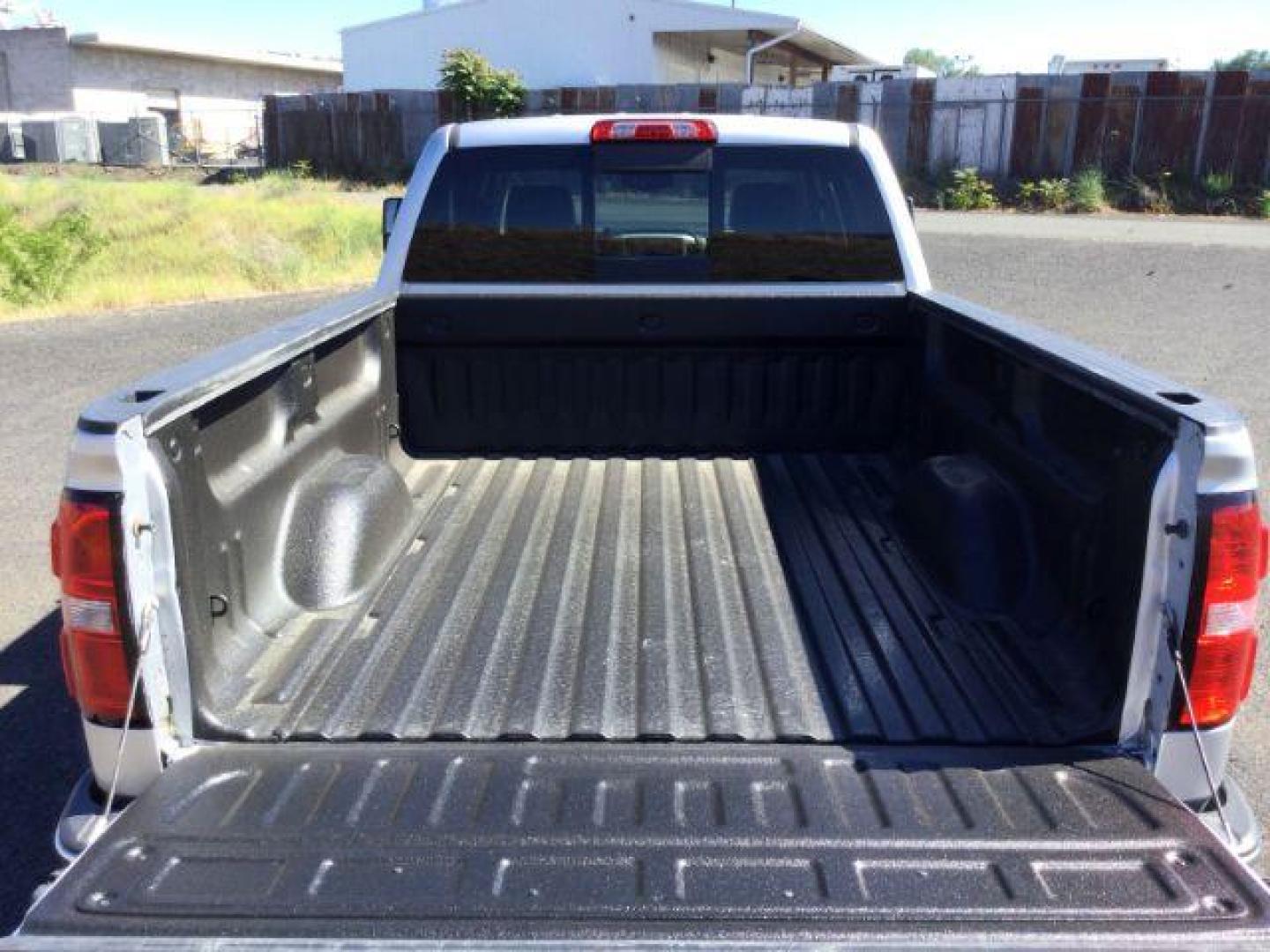 2015 Quicksilver Metallic /Jet Black, leather GMC Sierra 1500 SLT Crew Cab Long Box 4WD (3GTU2VECXFG) with an 5.3L V8 OHV 16V engine, 6-Speed Automatic transmission, located at 1801 Main Street, Lewiston, 83501, (208) 743-9371, 46.417065, -117.004799 - Photo#19