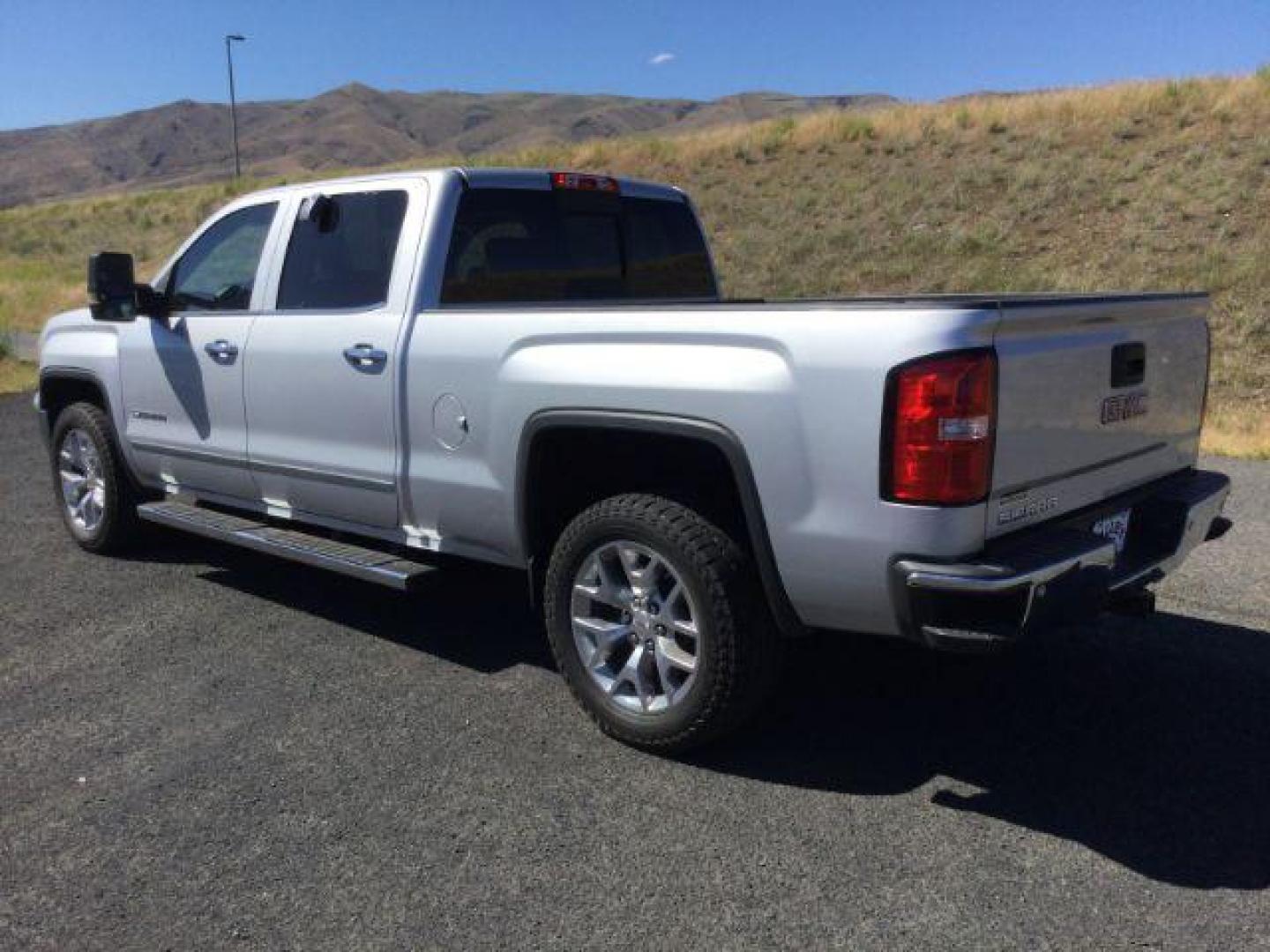 2015 Quicksilver Metallic /Jet Black, leather GMC Sierra 1500 SLT Crew Cab Long Box 4WD (3GTU2VECXFG) with an 5.3L V8 OHV 16V engine, 6-Speed Automatic transmission, located at 1801 Main Street, Lewiston, 83501, (208) 743-9371, 46.417065, -117.004799 - Photo#2