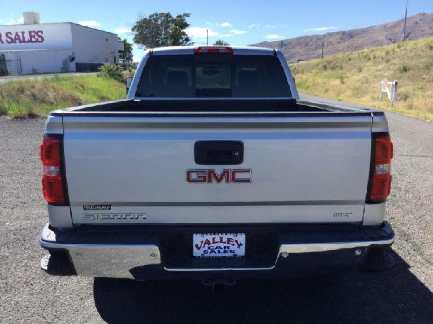 2015 Quicksilver Metallic /Jet Black, leather GMC Sierra 1500 SLT Crew Cab Long Box 4WD (3GTU2VECXFG) with an 5.3L V8 OHV 16V engine, 6-Speed Automatic transmission, located at 1801 Main Street, Lewiston, 83501, (208) 743-9371, 46.417065, -117.004799 - Photo#3