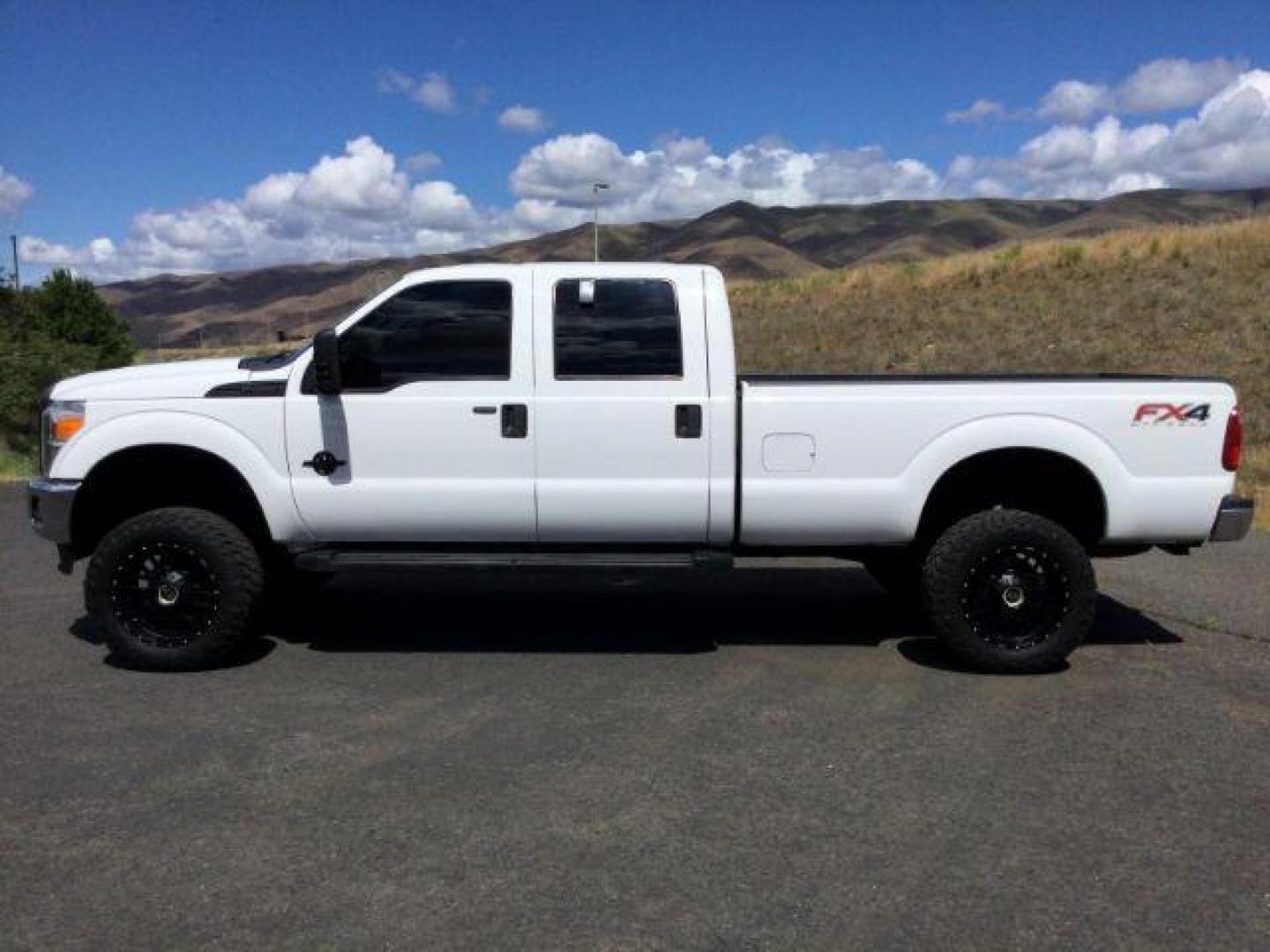 2016 WHITE /Steel, cloth Ford F-250 SD XLT Crew Cab Long Bed 4WD (1FT7W2BT5GE) with an 6.7L V8 OHV 16V DIESEL engine, 6-Speed Automatic transmission, located at 1801 Main Street, Lewiston, 83501, (208) 743-9371, 46.417065, -117.004799 - Photo#1