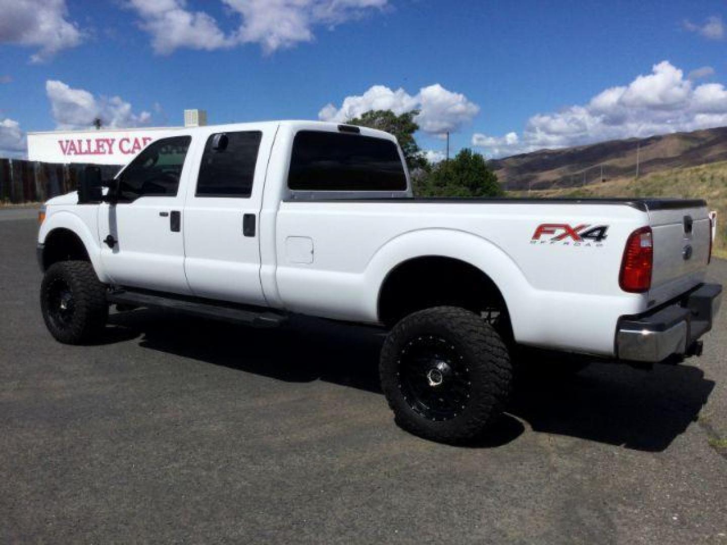 2016 WHITE /Steel, cloth Ford F-250 SD XLT Crew Cab Long Bed 4WD (1FT7W2BT5GE) with an 6.7L V8 OHV 16V DIESEL engine, 6-Speed Automatic transmission, located at 1801 Main Street, Lewiston, 83501, (208) 743-9371, 46.417065, -117.004799 - Photo#2