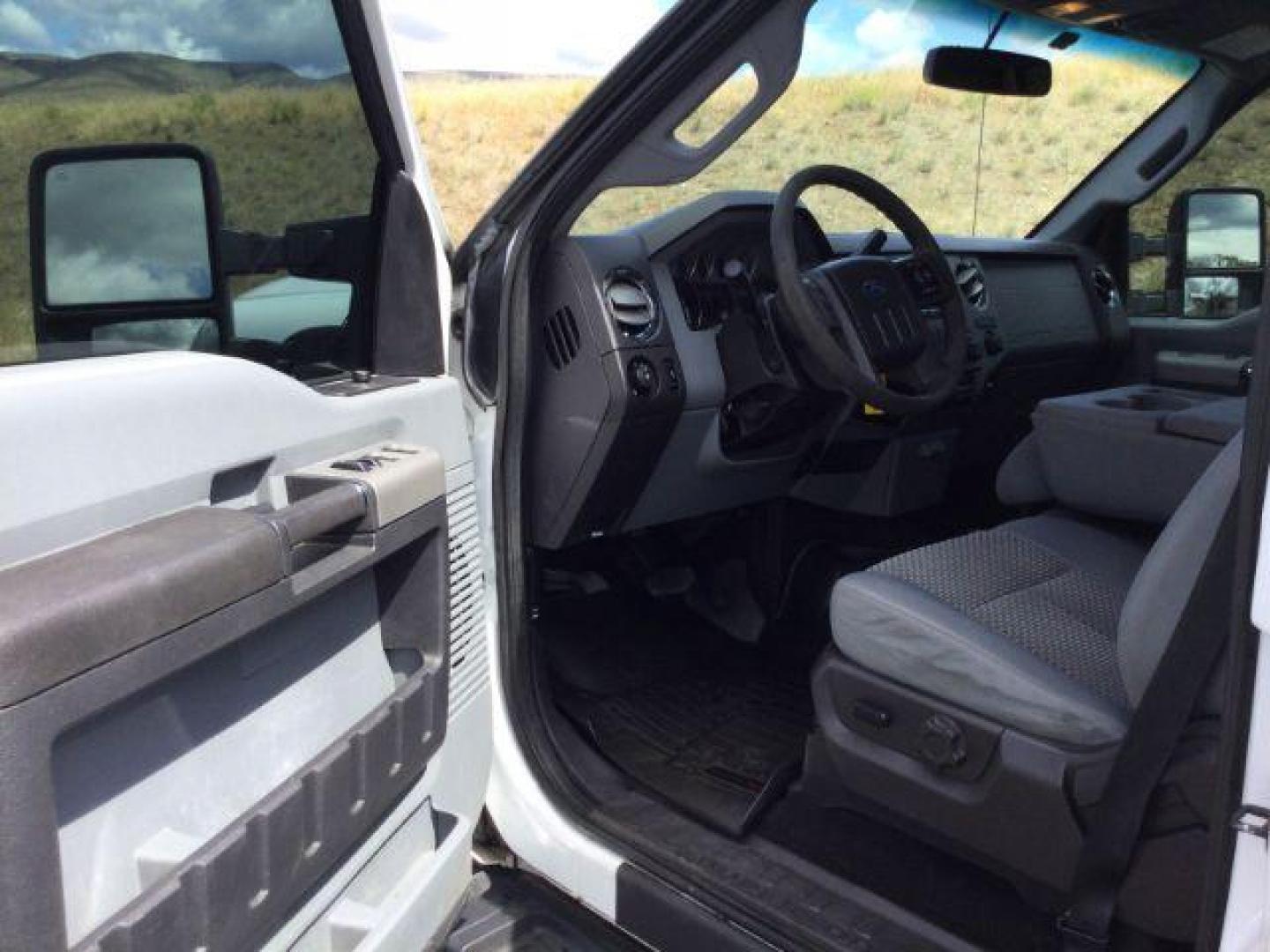 2016 WHITE /Steel, cloth Ford F-250 SD XLT Crew Cab Long Bed 4WD (1FT7W2BT5GE) with an 6.7L V8 OHV 16V DIESEL engine, 6-Speed Automatic transmission, located at 1801 Main Street, Lewiston, 83501, (208) 743-9371, 46.417065, -117.004799 - Photo#3