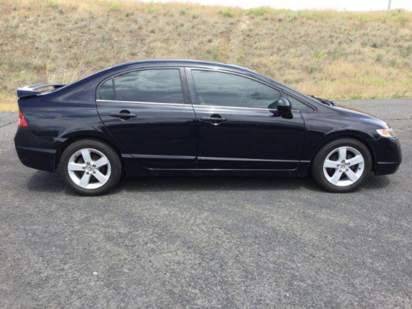 2006 Nighthawk Black Pearl /Ivory Cloth Interior Honda Civic EX Sedan AT (1HGFA16836L) with an 1.8L L4 SOHC 16V engine, 5-Speed Automatic transmission, located at 1801 Main Street, Lewiston, 83501, (208) 743-9371, 46.417065, -117.004799 - Photo#12