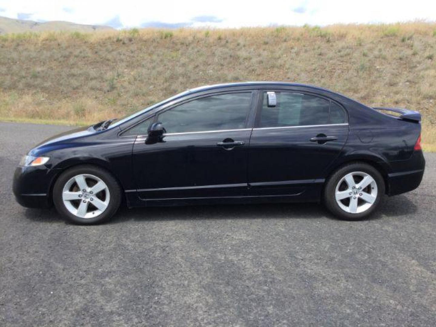 2006 Nighthawk Black Pearl /Ivory Cloth Interior Honda Civic EX Sedan AT (1HGFA16836L) with an 1.8L L4 SOHC 16V engine, 5-Speed Automatic transmission, located at 1801 Main Street, Lewiston, 83501, (208) 743-9371, 46.417065, -117.004799 - Photo#1