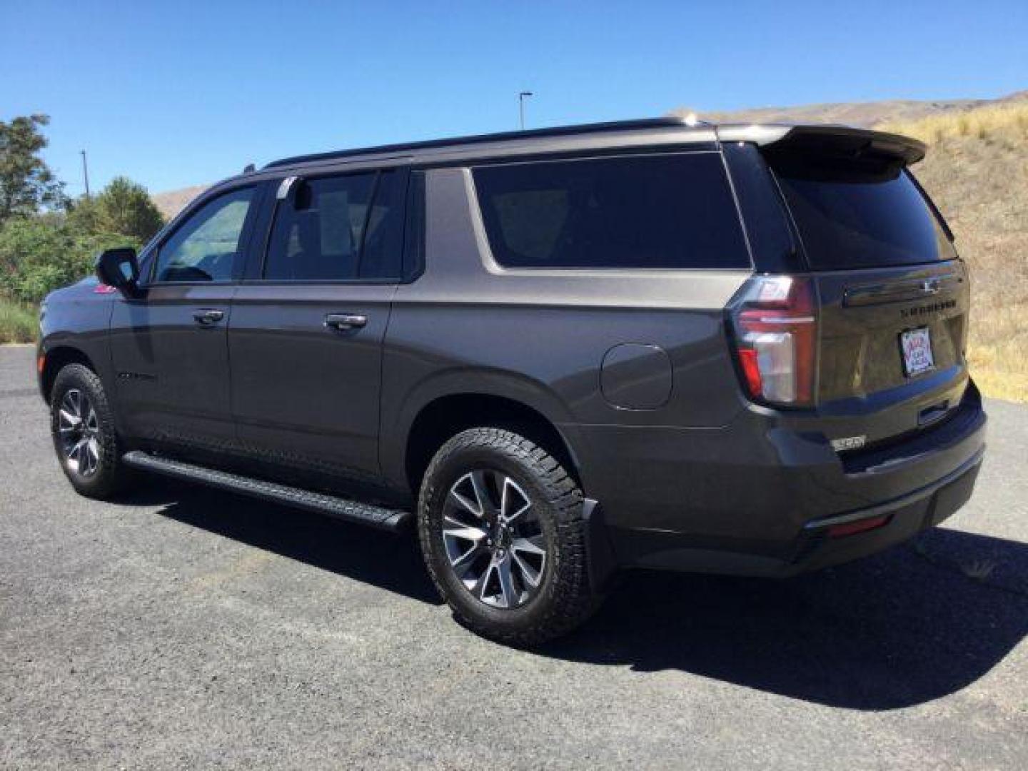 2021 Graywood Metallic /BLACK LEATHER Chevrolet Suburban Z71 (1GNSKDKD0MR) with an 5.3L V8 OHV 16V engine, 10-Speed Automatic transmission, located at 1801 Main Street, Lewiston, 83501, (208) 743-9371, 46.417065, -117.004799 - Photo#2