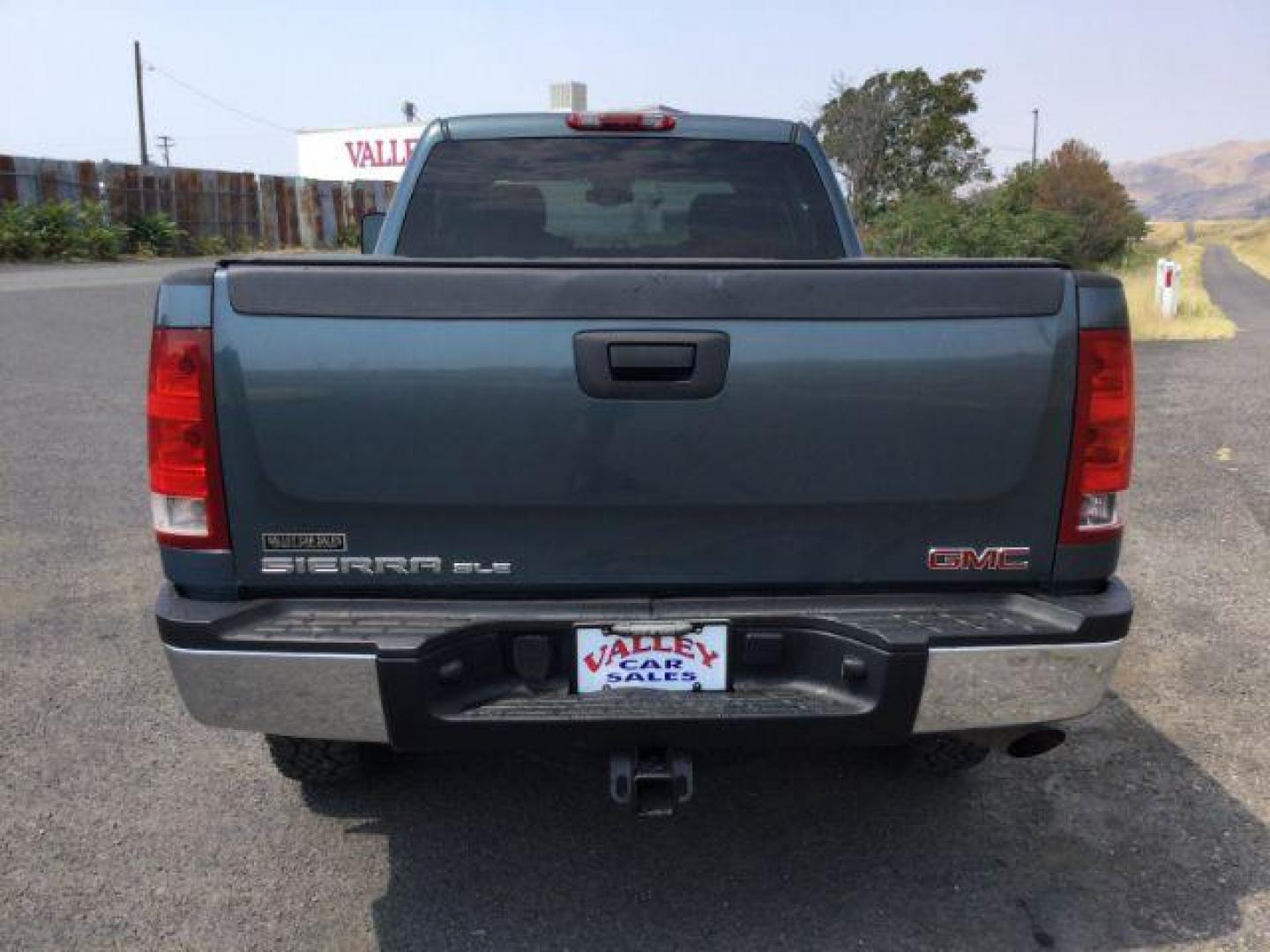 2008 Stealth Gray Metallic /Ebony Cloth Interior GMC Sierra 2500HD SLE1 Crew Cab Std. Box 4WD (1GTHK23K98F) with an 6.0L V8 16V OHV engine, 6-Speed Automatic transmission, located at 1801 Main Street, Lewiston, 83501, (208) 743-9371, 46.417065, -117.004799 - Photo#12