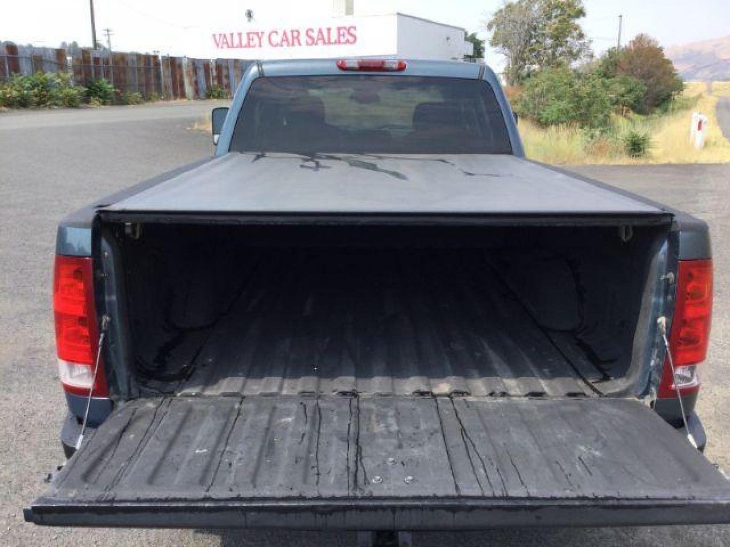 2008 Stealth Gray Metallic /Ebony Cloth Interior GMC Sierra 2500HD SLE1 Crew Cab Std. Box 4WD (1GTHK23K98F) with an 6.0L V8 16V OHV engine, 6-Speed Automatic transmission, located at 1801 Main Street, Lewiston, 83501, (208) 743-9371, 46.417065, -117.004799 - Photo#13