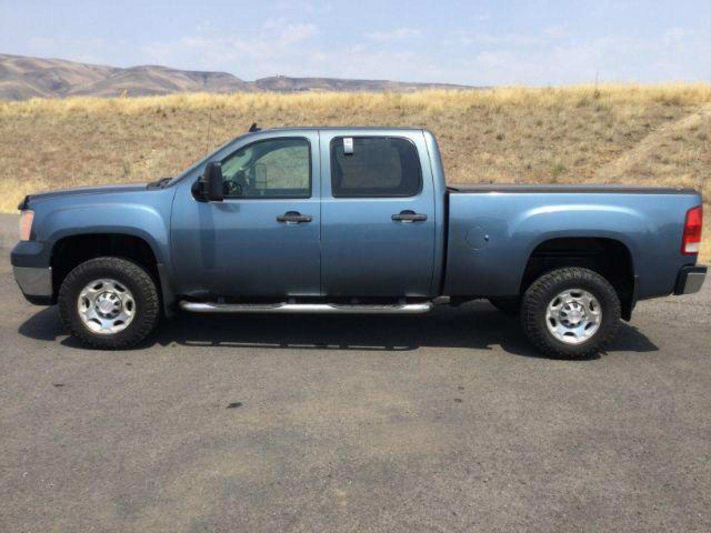 2008 Stealth Gray Metallic /Ebony Cloth Interior GMC Sierra 2500HD SLE1 Crew Cab Std. Box 4WD (1GTHK23K98F) with an 6.0L V8 16V OHV engine, 6-Speed Automatic transmission, located at 1801 Main Street, Lewiston, 83501, (208) 743-9371, 46.417065, -117.004799 - Photo#1