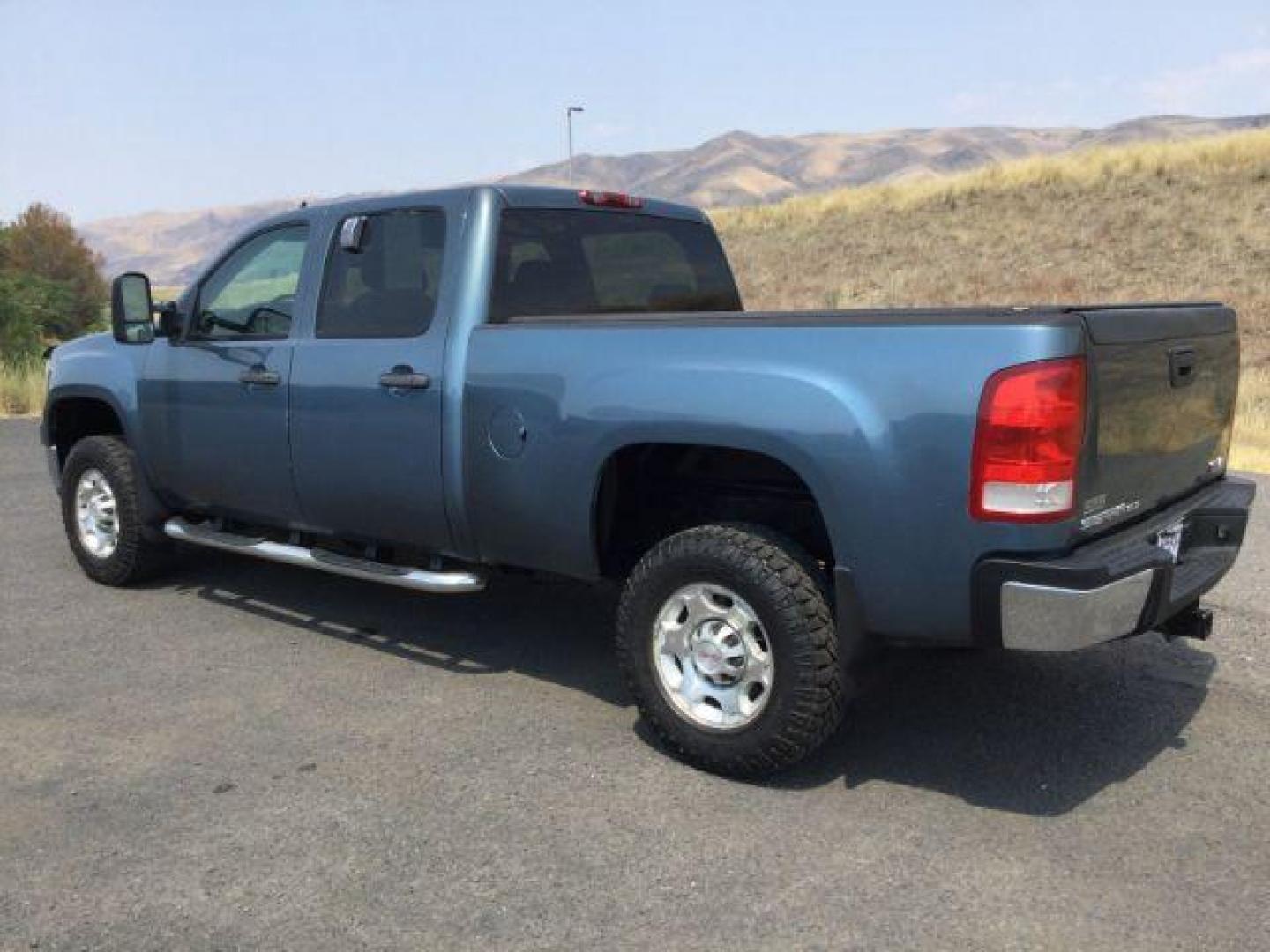 2008 Stealth Gray Metallic /Ebony Cloth Interior GMC Sierra 2500HD SLE1 Crew Cab Std. Box 4WD (1GTHK23K98F) with an 6.0L V8 16V OHV engine, 6-Speed Automatic transmission, located at 1801 Main Street, Lewiston, 83501, (208) 743-9371, 46.417065, -117.004799 - Photo#2