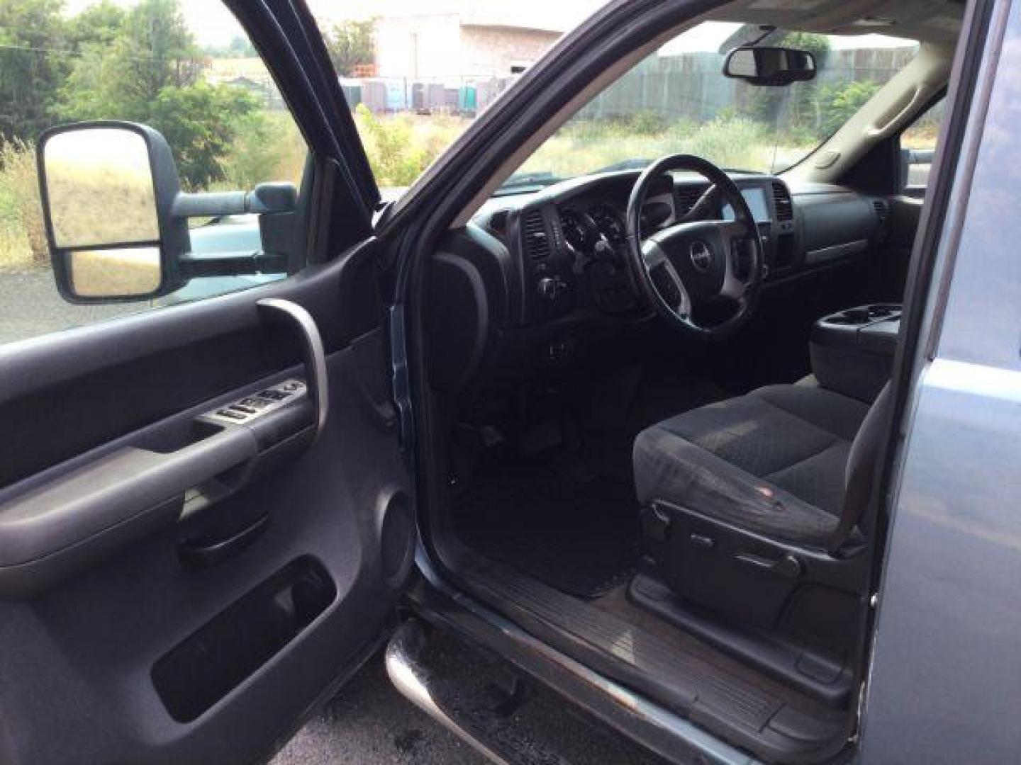 2008 Stealth Gray Metallic /Ebony Cloth Interior GMC Sierra 2500HD SLE1 Crew Cab Std. Box 4WD (1GTHK23K98F) with an 6.0L V8 16V OHV engine, 6-Speed Automatic transmission, located at 1801 Main Street, Lewiston, 83501, (208) 743-9371, 46.417065, -117.004799 - Photo#4