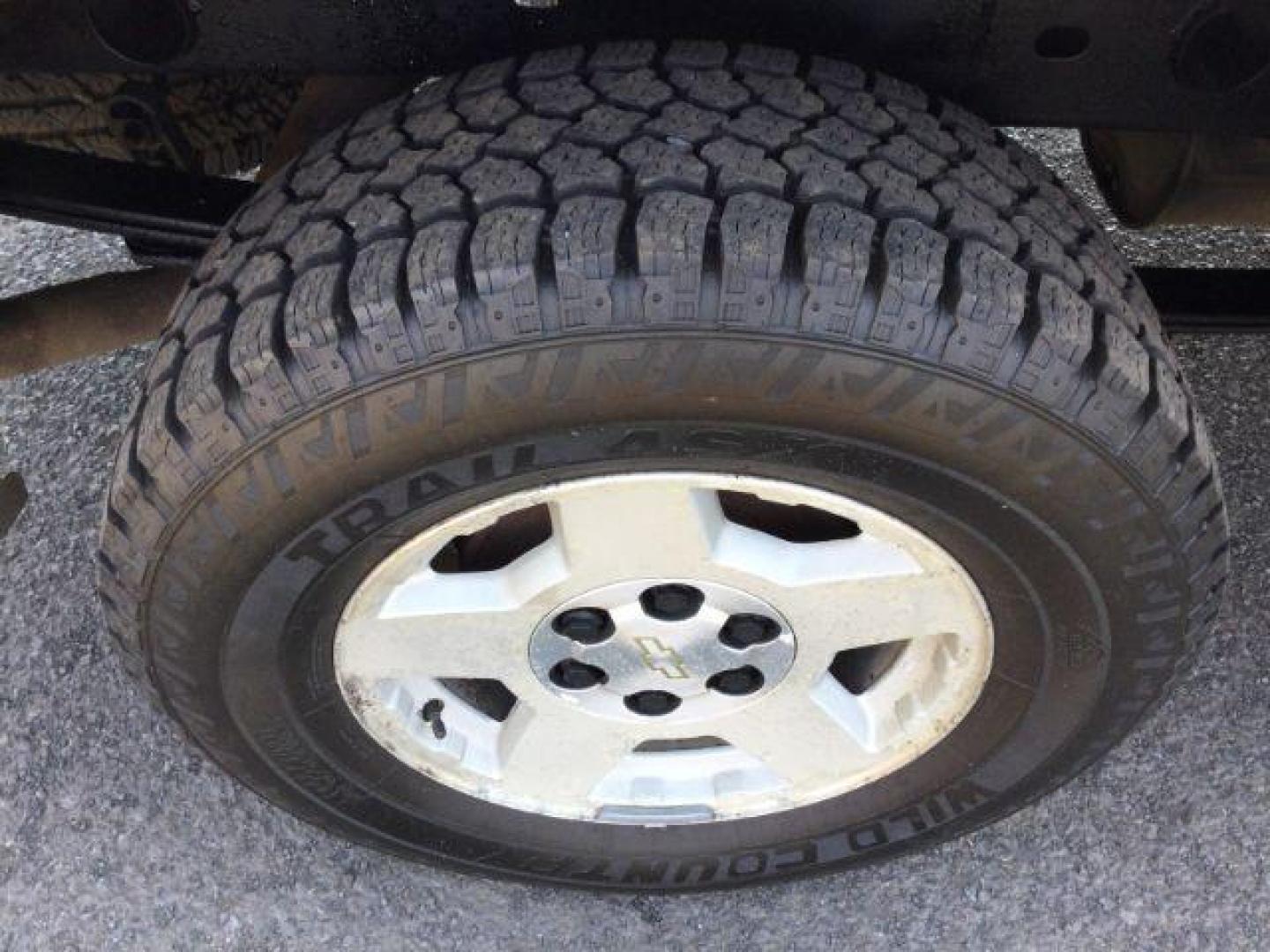 2005 Dark Green Metallic /Tan Leather Interior Chevrolet Silverado 1500 LT Ext. Cab Short Bed 4WD (1GCEK19B15Z) with an 5.3L V8 OHV 16V engine, 4-Speed Automatic transmission, located at 1801 Main Street, Lewiston, 83501, (208) 743-9371, 46.417065, -117.004799 - Photo#15