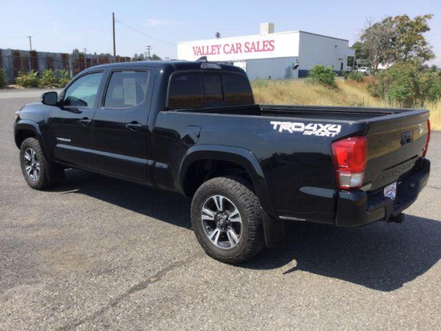 2016 Black /BLACK CLOTH Toyota Tacoma SR5 Double Cab Super Long Bed V6 6AT 4WD (5TFDZ5BN4GX) with an 3.5L V6 DOHC 24V engine, 6-Speed Automatic transmission, located at 1801 Main Street, Lewiston, 83501, (208) 743-9371, 46.417065, -117.004799 - Photo#2