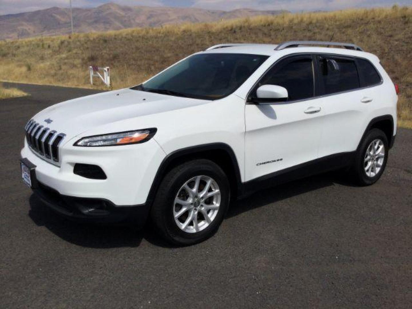 2016 Bright White Clear Coat /Black, premium cloth Jeep Cherokee Latitude 4WD (1C4PJMCB6GW) with an 2.4L L4 DOHC 16V engine, 9-Speed Automatic transmission, located at 1801 Main Street, Lewiston, 83501, (208) 743-9371, 46.417065, -117.004799 - Photo#0