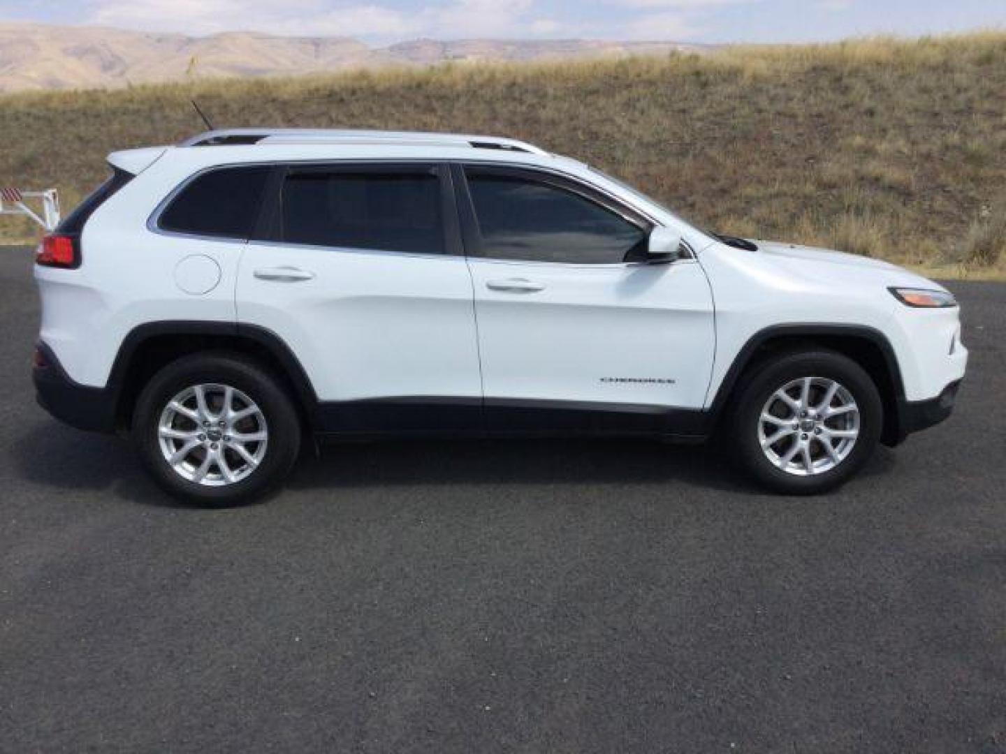 2016 Bright White Clear Coat /Black, premium cloth Jeep Cherokee Latitude 4WD (1C4PJMCB6GW) with an 2.4L L4 DOHC 16V engine, 9-Speed Automatic transmission, located at 1801 Main Street, Lewiston, 83501, (208) 743-9371, 46.417065, -117.004799 - Photo#9