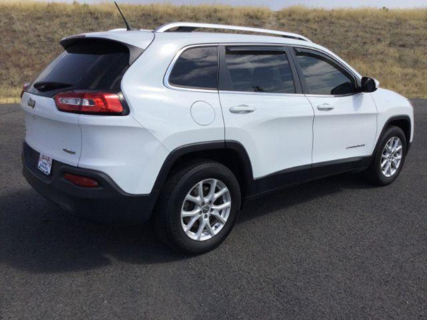 2016 Bright White Clear Coat /Black, premium cloth Jeep Cherokee Latitude 4WD (1C4PJMCB6GW) with an 2.4L L4 DOHC 16V engine, 9-Speed Automatic transmission, located at 1801 Main Street, Lewiston, 83501, (208) 743-9371, 46.417065, -117.004799 - Photo#10