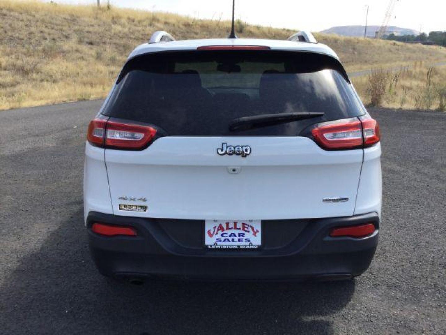 2016 Bright White Clear Coat /Black, premium cloth Jeep Cherokee Latitude 4WD (1C4PJMCB6GW) with an 2.4L L4 DOHC 16V engine, 9-Speed Automatic transmission, located at 1801 Main Street, Lewiston, 83501, (208) 743-9371, 46.417065, -117.004799 - Photo#11