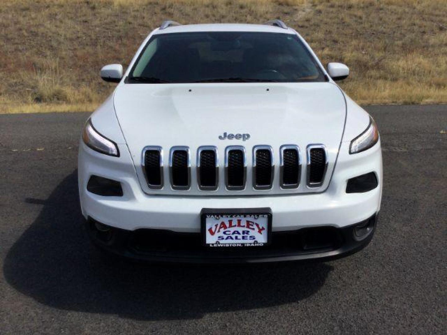 2016 Bright White Clear Coat /Black, premium cloth Jeep Cherokee Latitude 4WD (1C4PJMCB6GW) with an 2.4L L4 DOHC 16V engine, 9-Speed Automatic transmission, located at 1801 Main Street, Lewiston, 83501, (208) 743-9371, 46.417065, -117.004799 - Photo#15