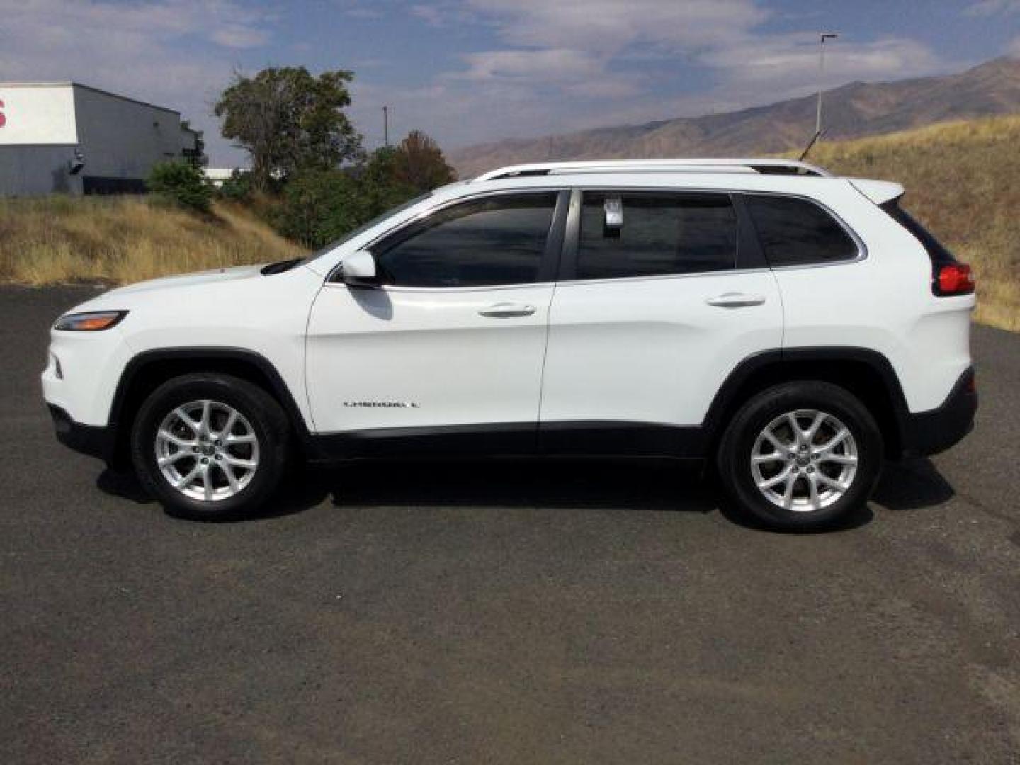 2016 Bright White Clear Coat /Black, premium cloth Jeep Cherokee Latitude 4WD (1C4PJMCB6GW) with an 2.4L L4 DOHC 16V engine, 9-Speed Automatic transmission, located at 1801 Main Street, Lewiston, 83501, (208) 743-9371, 46.417065, -117.004799 - Photo#1