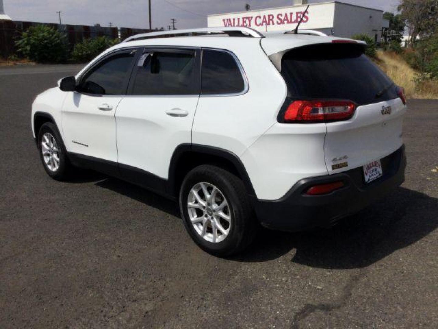 2016 Bright White Clear Coat /Black, premium cloth Jeep Cherokee Latitude 4WD (1C4PJMCB6GW) with an 2.4L L4 DOHC 16V engine, 9-Speed Automatic transmission, located at 1801 Main Street, Lewiston, 83501, (208) 743-9371, 46.417065, -117.004799 - Photo#2