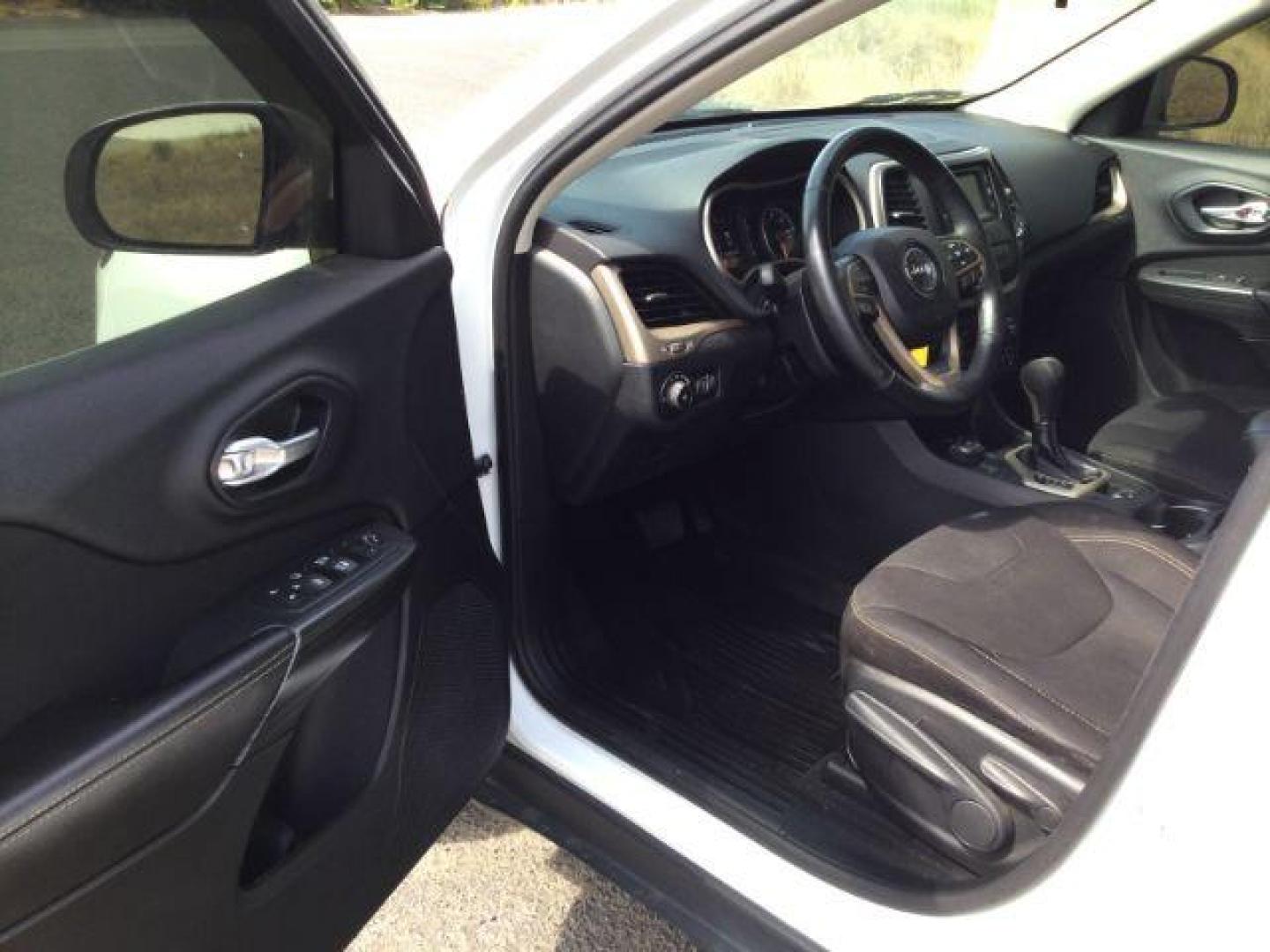 2016 Bright White Clear Coat /Black, premium cloth Jeep Cherokee Latitude 4WD (1C4PJMCB6GW) with an 2.4L L4 DOHC 16V engine, 9-Speed Automatic transmission, located at 1801 Main Street, Lewiston, 83501, (208) 743-9371, 46.417065, -117.004799 - Photo#3