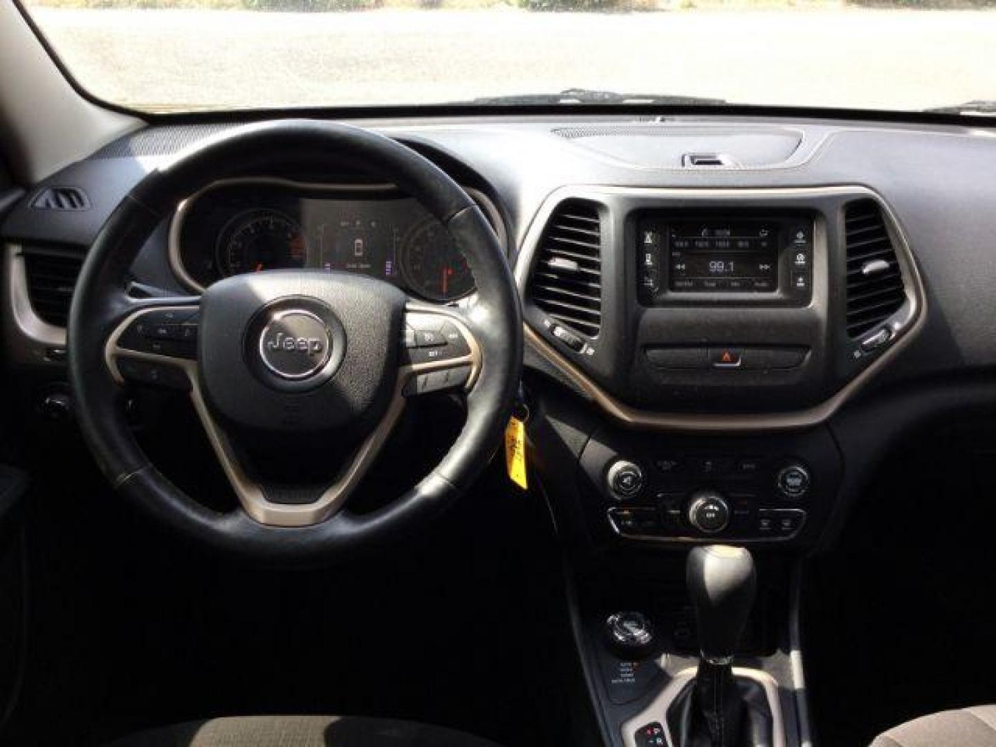 2016 Bright White Clear Coat /Black, premium cloth Jeep Cherokee Latitude 4WD (1C4PJMCB6GW) with an 2.4L L4 DOHC 16V engine, 9-Speed Automatic transmission, located at 1801 Main Street, Lewiston, 83501, (208) 743-9371, 46.417065, -117.004799 - Photo#5