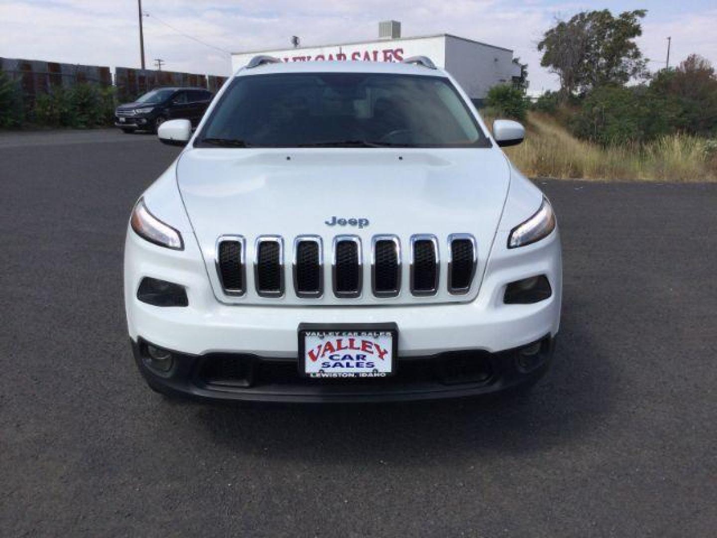 2016 Bright White Clear Coat /Black, premium cloth Jeep Cherokee Latitude 4WD (1C4PJMCB6GW) with an 2.4L L4 DOHC 16V engine, 9-Speed Automatic transmission, located at 1801 Main Street, Lewiston, 83501, (208) 743-9371, 46.417065, -117.004799 - Photo#7