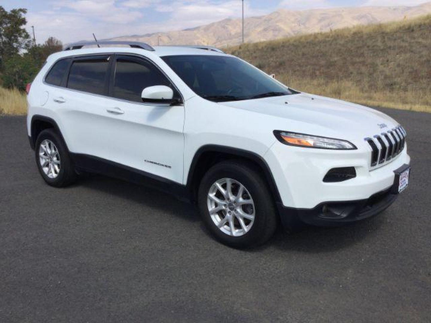 2016 Bright White Clear Coat /Black, premium cloth Jeep Cherokee Latitude 4WD (1C4PJMCB6GW) with an 2.4L L4 DOHC 16V engine, 9-Speed Automatic transmission, located at 1801 Main Street, Lewiston, 83501, (208) 743-9371, 46.417065, -117.004799 - Photo#8