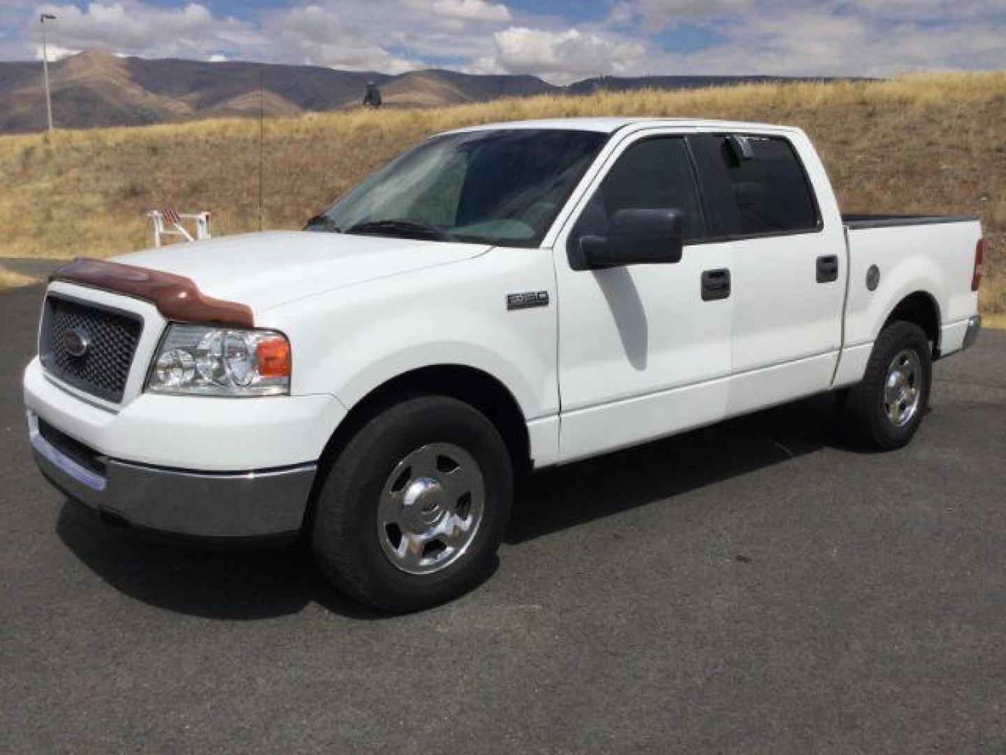 2005 Oxford White /Med/Dark Flint Cloth Interior Ford F-150 XLT SuperCrew 2WD (1FTPW12595K) with an 5.4L V6 SOHC 16V engine, 4-Speed Automatic transmission, located at 1801 Main Street, Lewiston, 83501, (208) 743-9371, 46.417065, -117.004799 - Photo#0