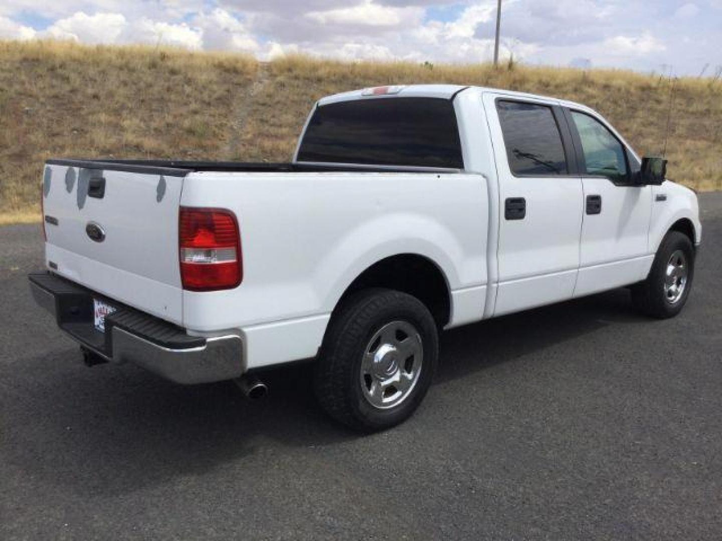 2005 Oxford White /Med/Dark Flint Cloth Interior Ford F-150 XLT SuperCrew 2WD (1FTPW12595K) with an 5.4L V6 SOHC 16V engine, 4-Speed Automatic transmission, located at 1801 Main Street, Lewiston, 83501, (208) 743-9371, 46.417065, -117.004799 - Photo#9