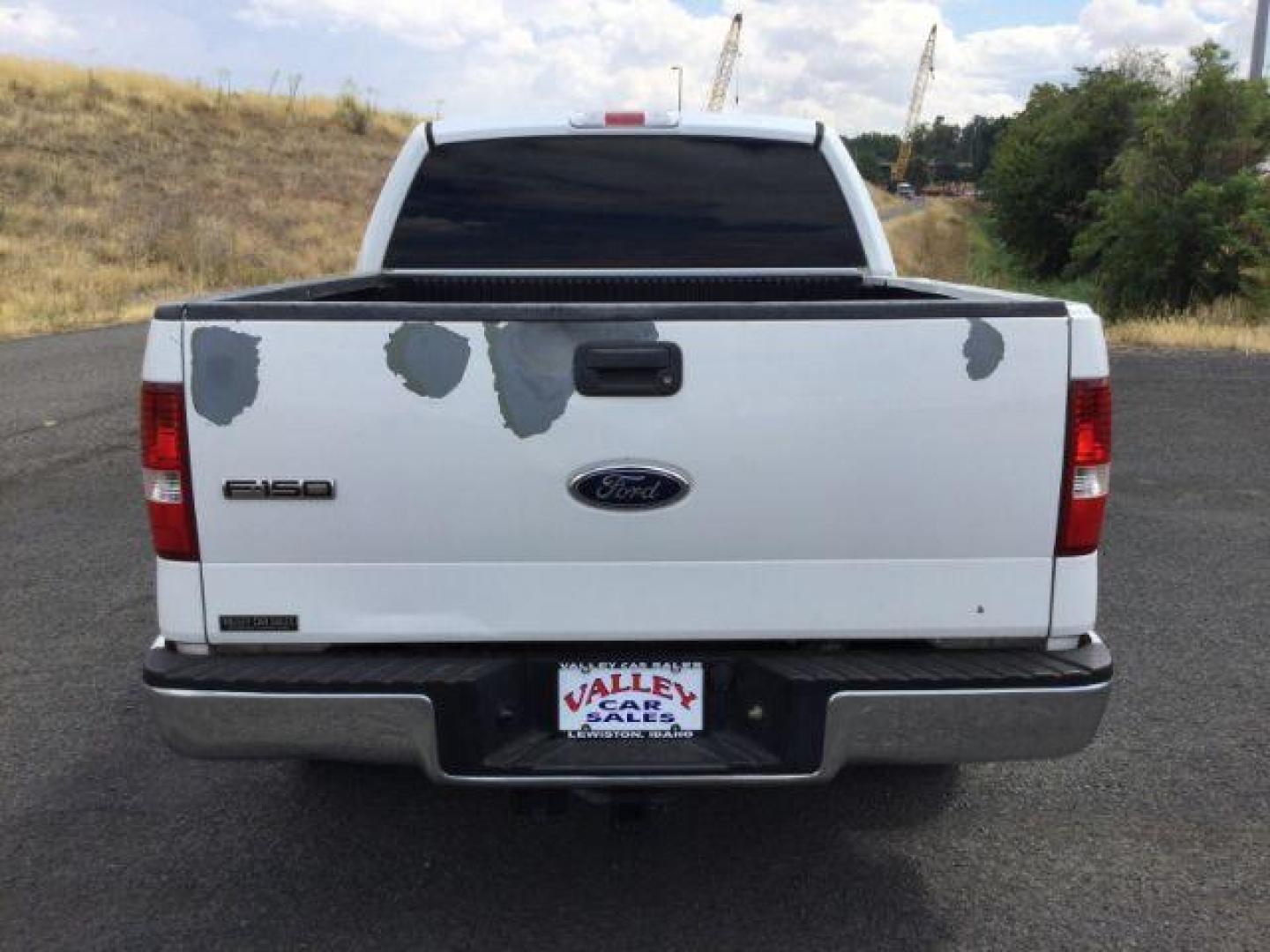 2005 Oxford White /Med/Dark Flint Cloth Interior Ford F-150 XLT SuperCrew 2WD (1FTPW12595K) with an 5.4L V6 SOHC 16V engine, 4-Speed Automatic transmission, located at 1801 Main Street, Lewiston, 83501, (208) 743-9371, 46.417065, -117.004799 - Photo#10