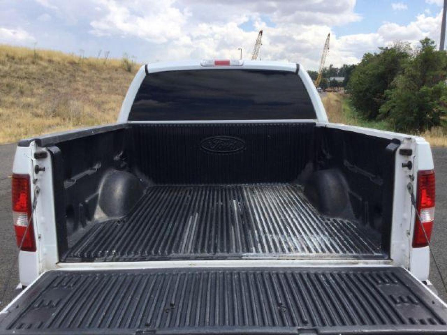 2005 Oxford White /Med/Dark Flint Cloth Interior Ford F-150 XLT SuperCrew 2WD (1FTPW12595K) with an 5.4L V6 SOHC 16V engine, 4-Speed Automatic transmission, located at 1801 Main Street, Lewiston, 83501, (208) 743-9371, 46.417065, -117.004799 - Photo#11