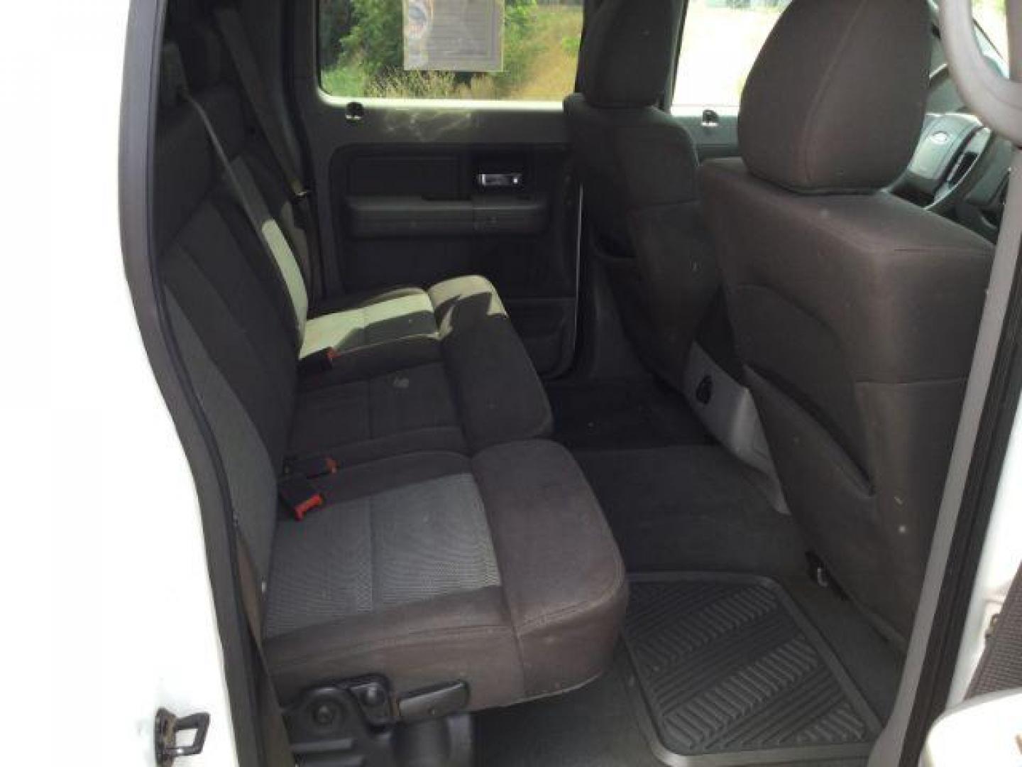 2005 Oxford White /Med/Dark Flint Cloth Interior Ford F-150 XLT SuperCrew 2WD (1FTPW12595K) with an 5.4L V6 SOHC 16V engine, 4-Speed Automatic transmission, located at 1801 Main Street, Lewiston, 83501, (208) 743-9371, 46.417065, -117.004799 - Photo#15