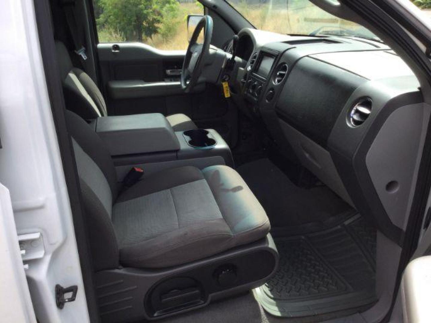 2005 Oxford White /Med/Dark Flint Cloth Interior Ford F-150 XLT SuperCrew 2WD (1FTPW12595K) with an 5.4L V6 SOHC 16V engine, 4-Speed Automatic transmission, located at 1801 Main Street, Lewiston, 83501, (208) 743-9371, 46.417065, -117.004799 - Photo#16