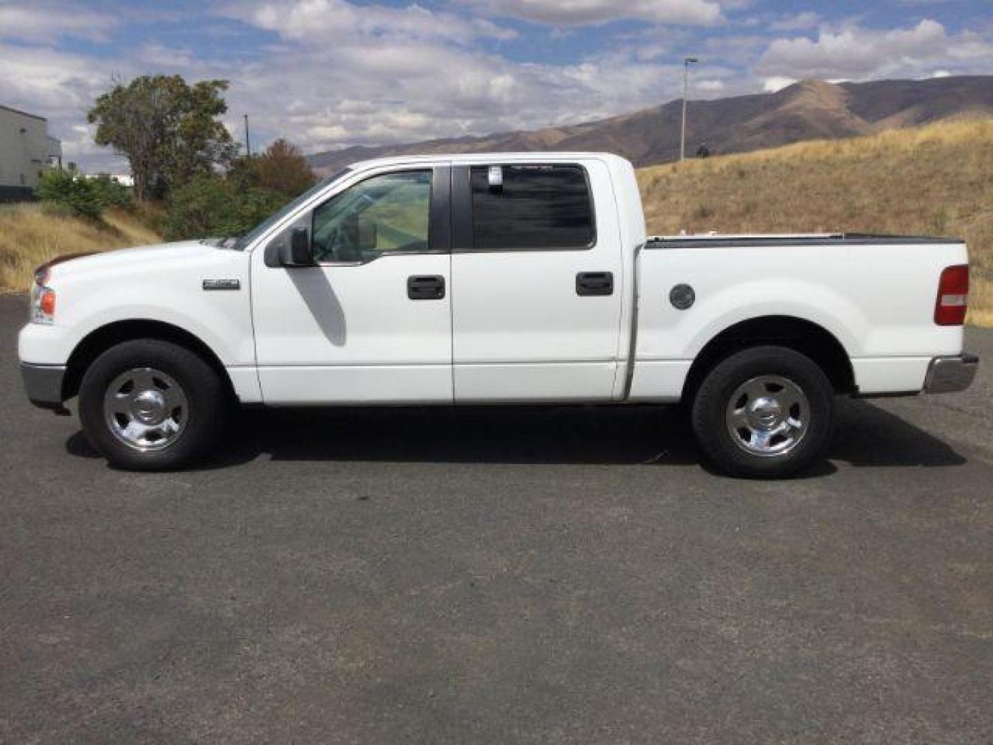 2005 Oxford White /Med/Dark Flint Cloth Interior Ford F-150 XLT SuperCrew 2WD (1FTPW12595K) with an 5.4L V6 SOHC 16V engine, 4-Speed Automatic transmission, located at 1801 Main Street, Lewiston, 83501, (208) 743-9371, 46.417065, -117.004799 - Photo#1