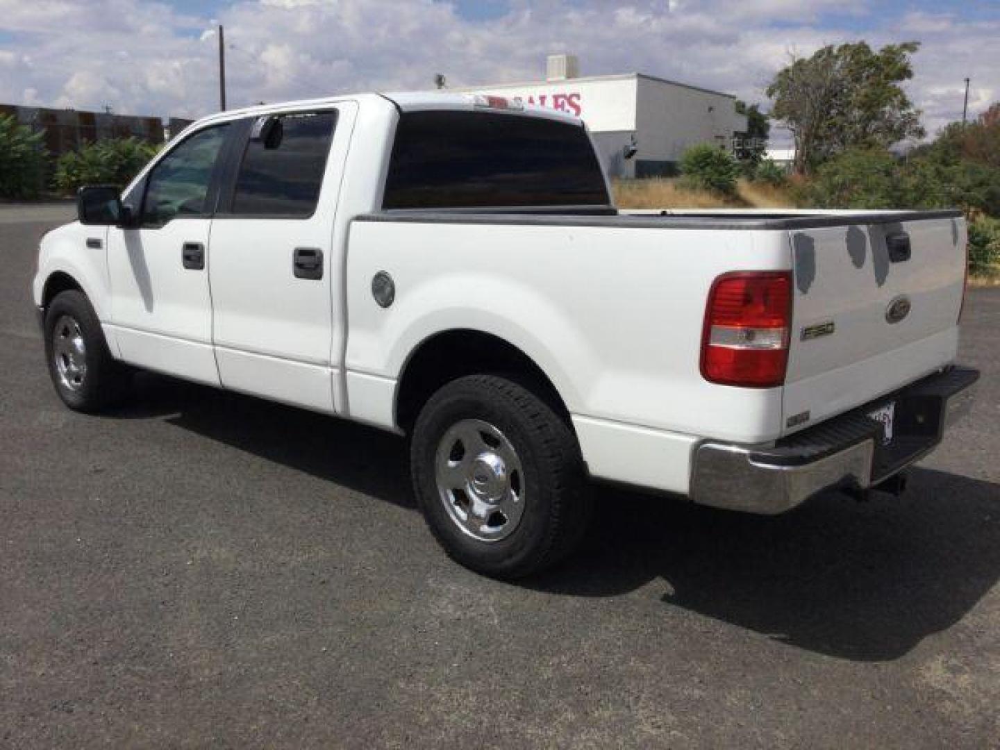 2005 Oxford White /Med/Dark Flint Cloth Interior Ford F-150 XLT SuperCrew 2WD (1FTPW12595K) with an 5.4L V6 SOHC 16V engine, 4-Speed Automatic transmission, located at 1801 Main Street, Lewiston, 83501, (208) 743-9371, 46.417065, -117.004799 - Photo#2