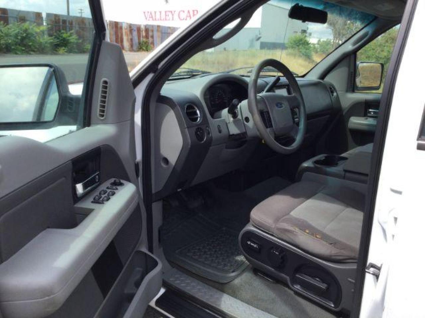 2005 Oxford White /Med/Dark Flint Cloth Interior Ford F-150 XLT SuperCrew 2WD (1FTPW12595K) with an 5.4L V6 SOHC 16V engine, 4-Speed Automatic transmission, located at 1801 Main Street, Lewiston, 83501, (208) 743-9371, 46.417065, -117.004799 - Photo#3