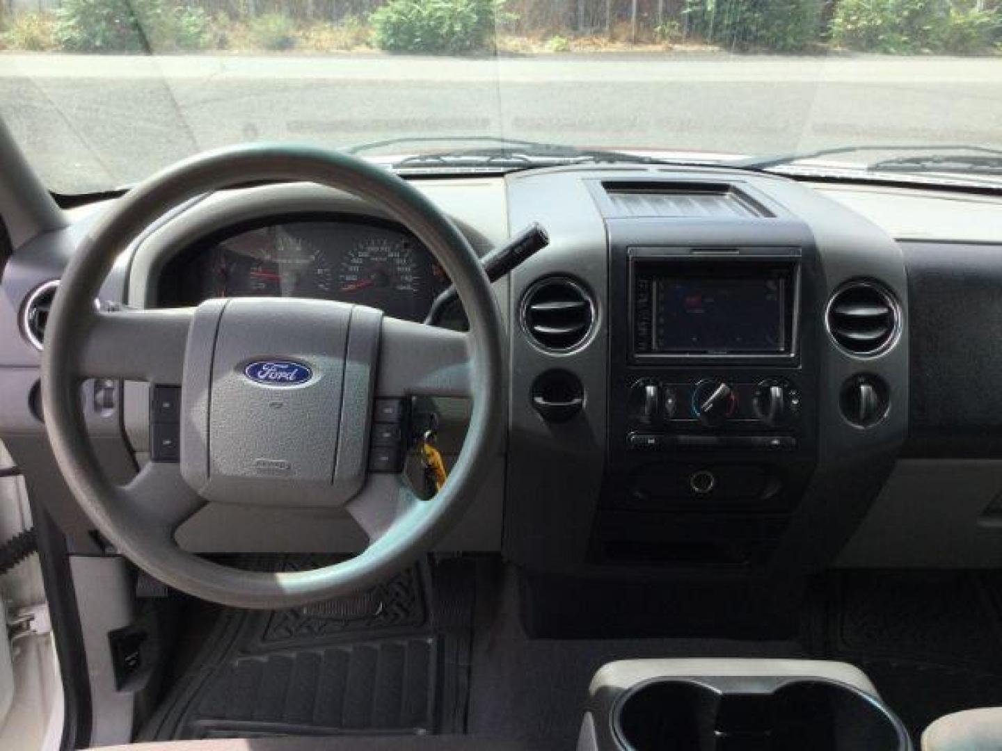 2005 Oxford White /Med/Dark Flint Cloth Interior Ford F-150 XLT SuperCrew 2WD (1FTPW12595K) with an 5.4L V6 SOHC 16V engine, 4-Speed Automatic transmission, located at 1801 Main Street, Lewiston, 83501, (208) 743-9371, 46.417065, -117.004799 - Photo#6