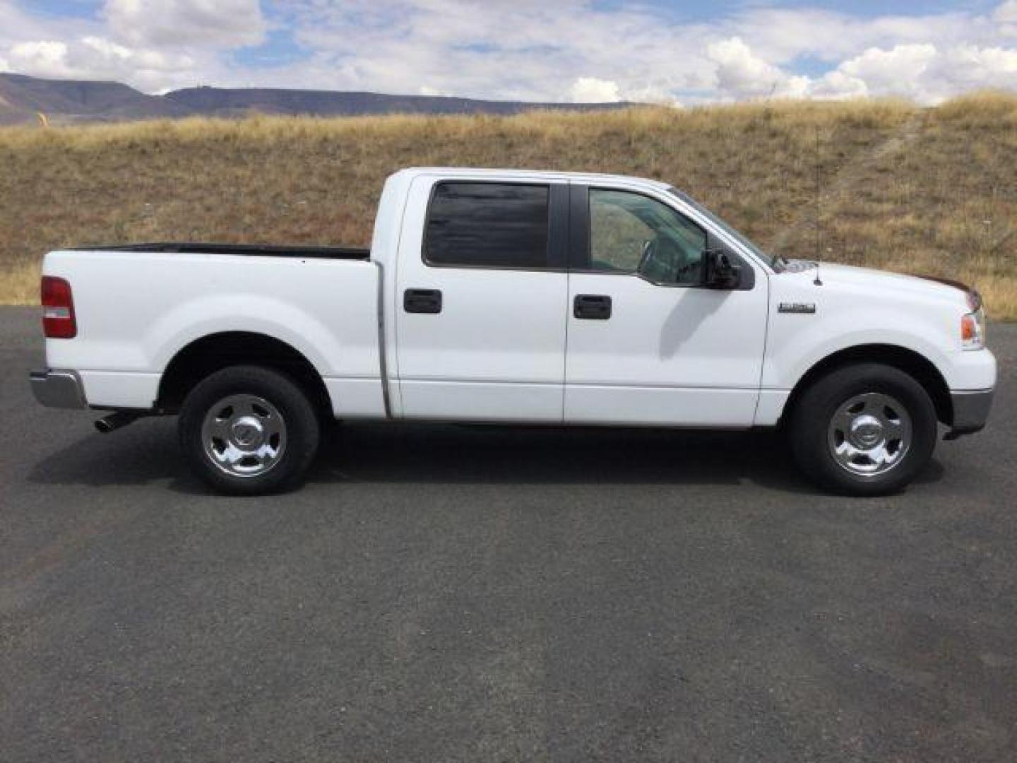 2005 Oxford White /Med/Dark Flint Cloth Interior Ford F-150 XLT SuperCrew 2WD (1FTPW12595K) with an 5.4L V6 SOHC 16V engine, 4-Speed Automatic transmission, located at 1801 Main Street, Lewiston, 83501, (208) 743-9371, 46.417065, -117.004799 - Photo#8