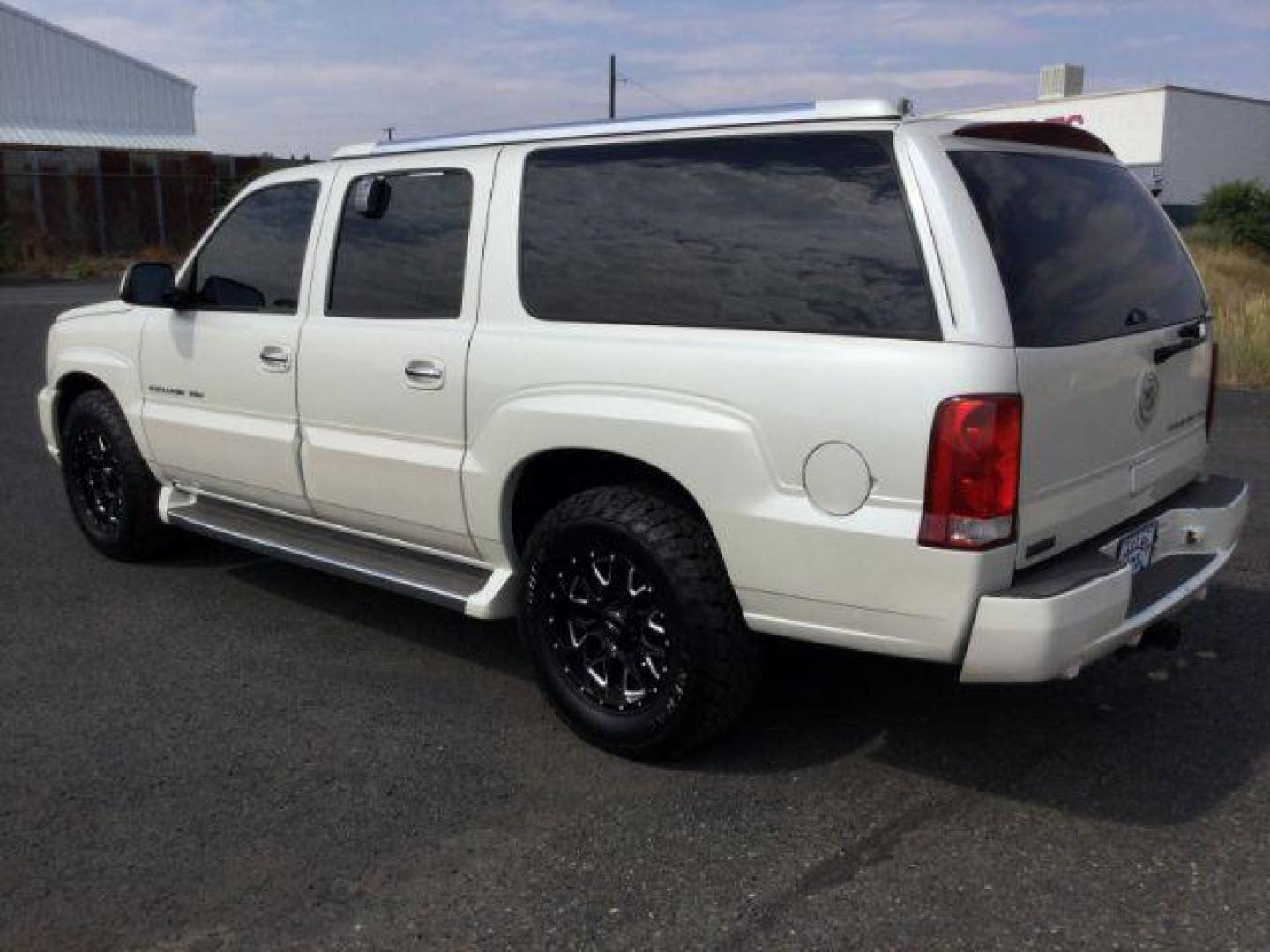 2006 White Diamond /Pewter Leather Interior Cadillac Escalade ESV (3GYFK66N46G) with an 6.0L V8 OHV 16V engine, 4-Speed Automatic transmission, located at 1801 Main Street, Lewiston, 83501, (208) 743-9371, 46.417065, -117.004799 - Photo#2